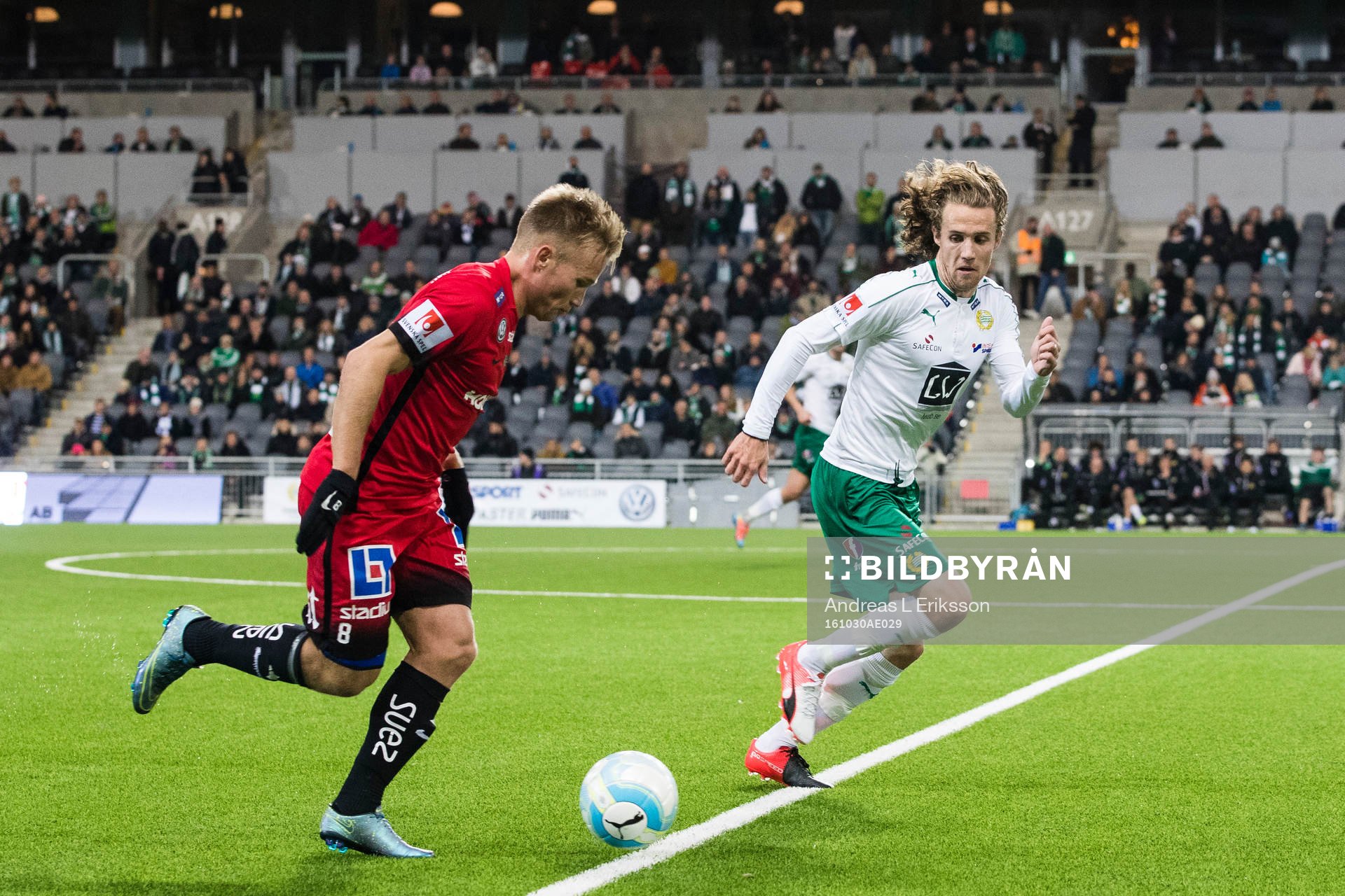 Norrköpings Nicklas Bärkroth och Hammarbys Fredrik Torsteinbö under fotbollsmatchen i Allsvenskan mellan Hammarby och Norrköping den 30 oktober 2016 i Stockholm.