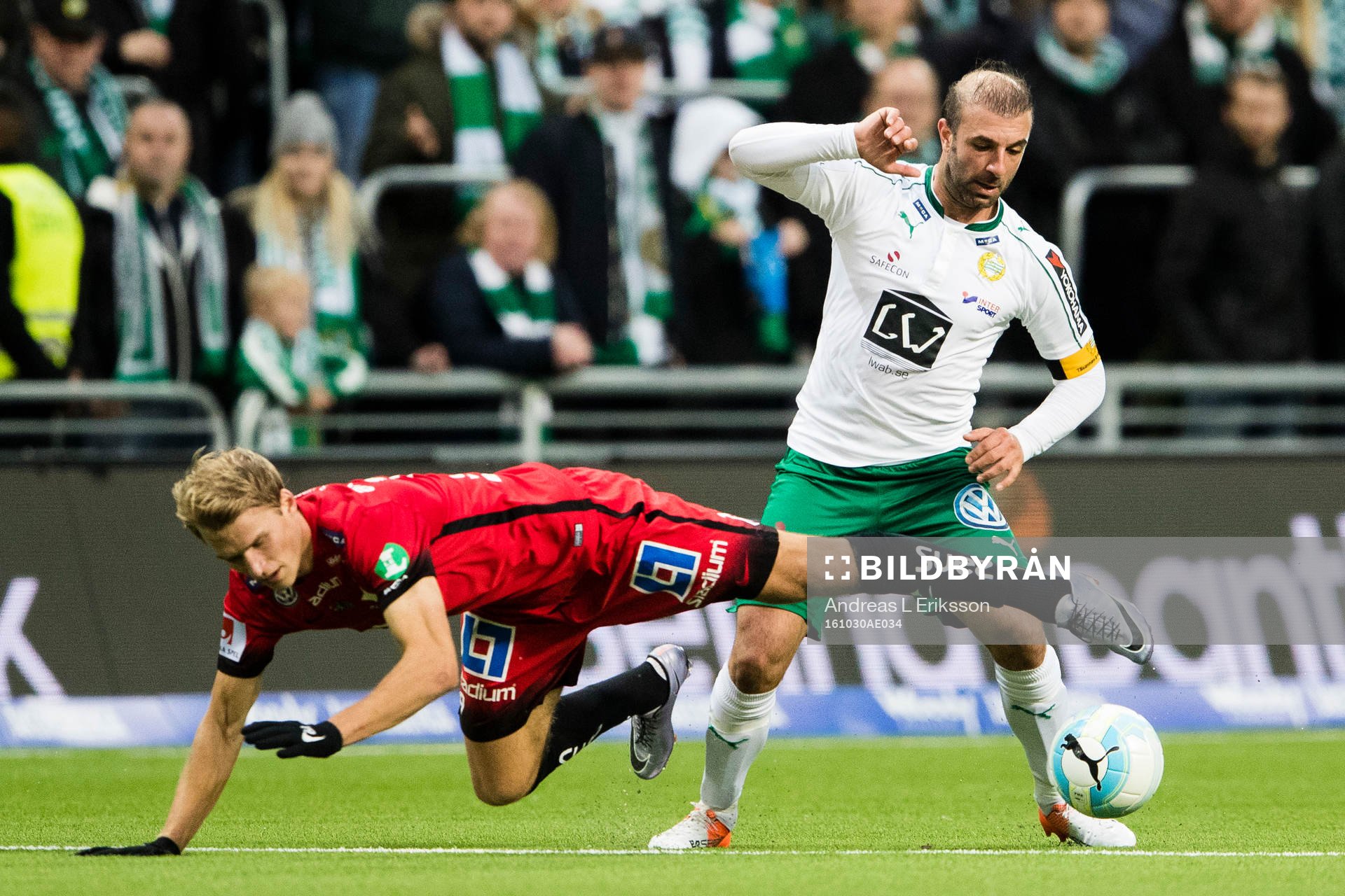 Norrköpings Sebastian Andersson i kamp om bollen med