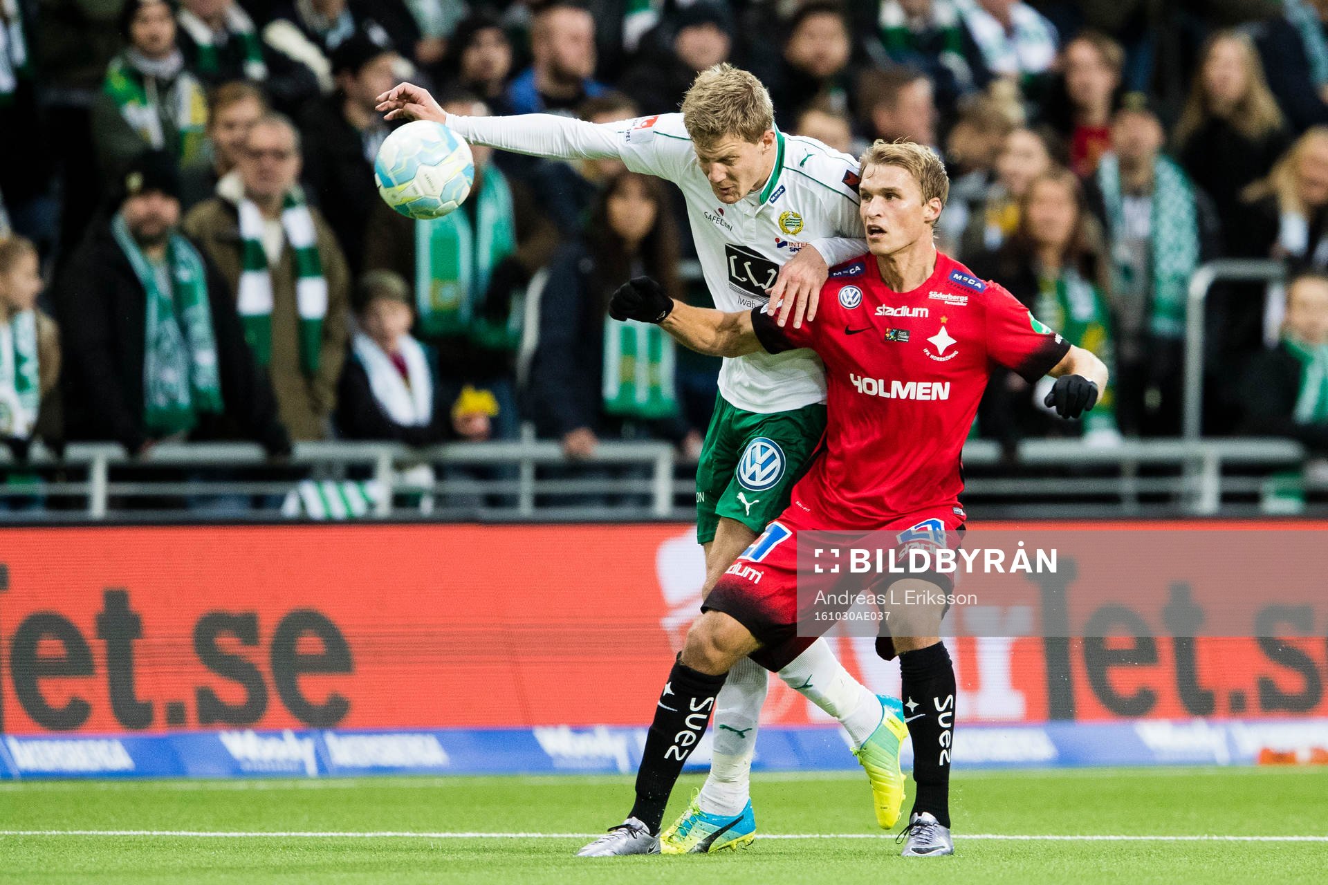 Hammarbys Lars Saetra i en nickduell med Norrköpings
