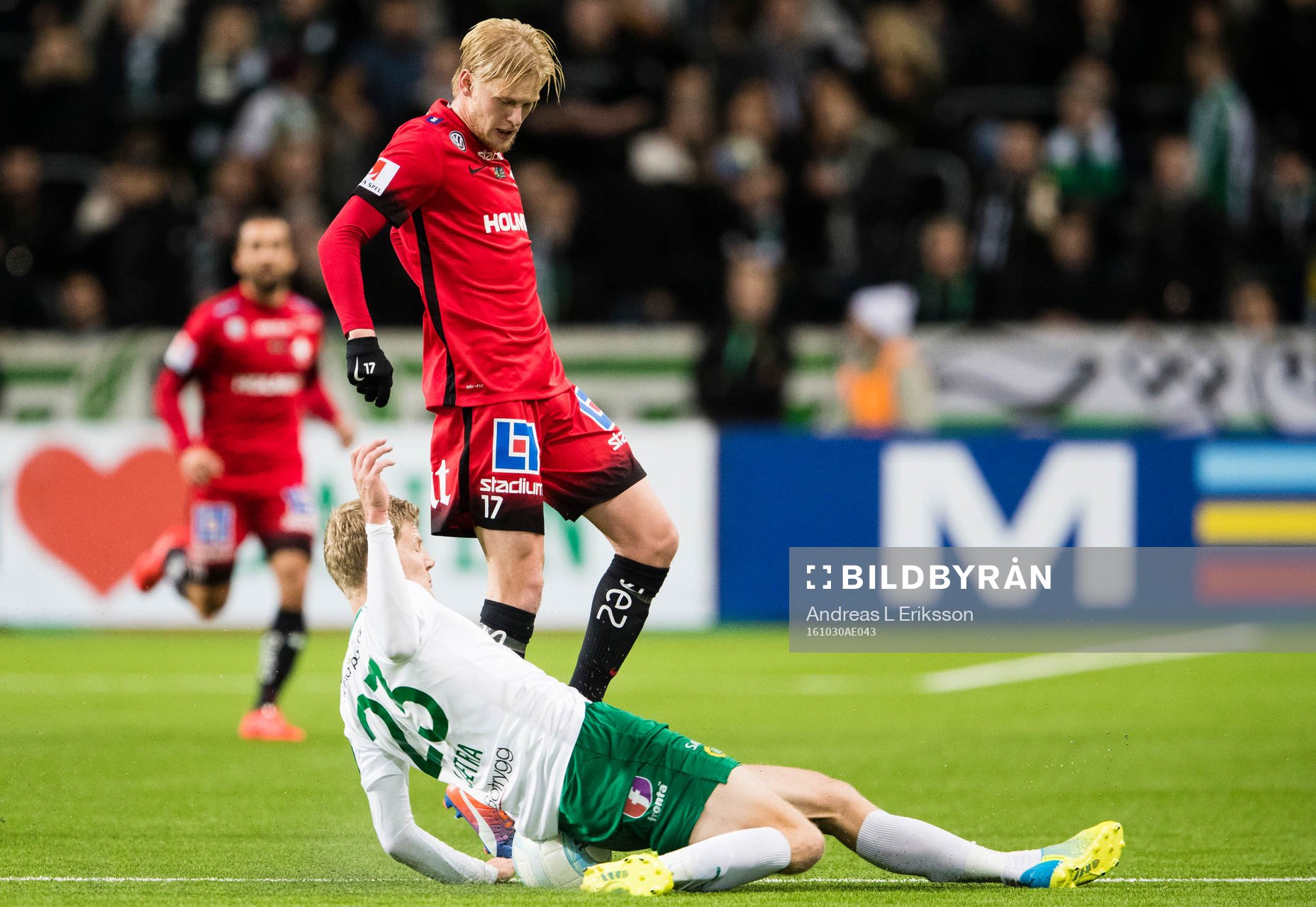 Hammarbys Lars Saetra med en glidtackling framför