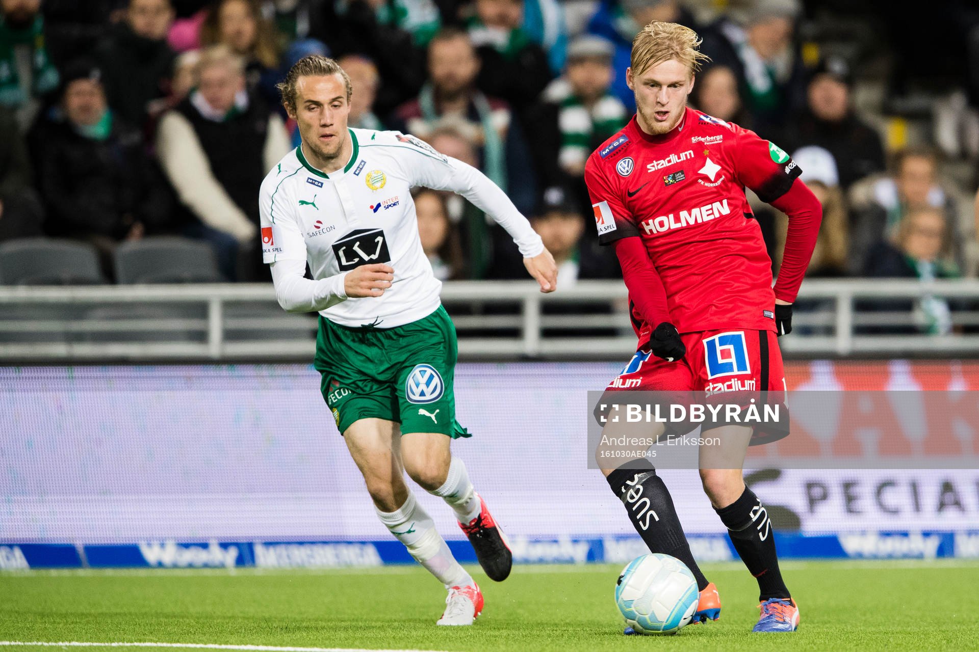 Hammarbys Erik Israelsson ser på när Norrköpings Karl