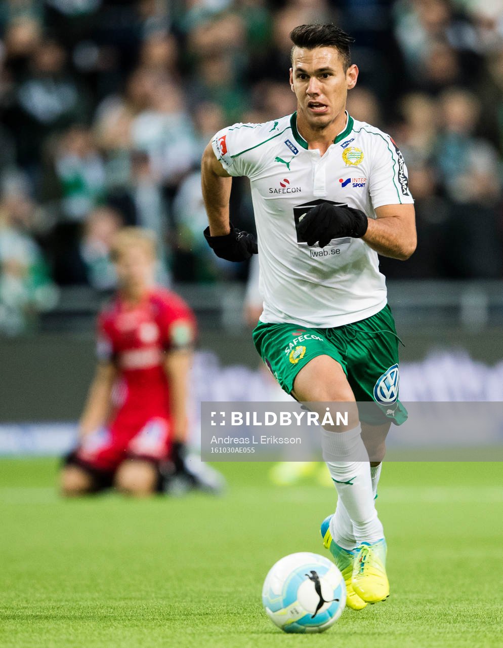 Hammarbys Alexssander Medeiros de Azeredo med bollen