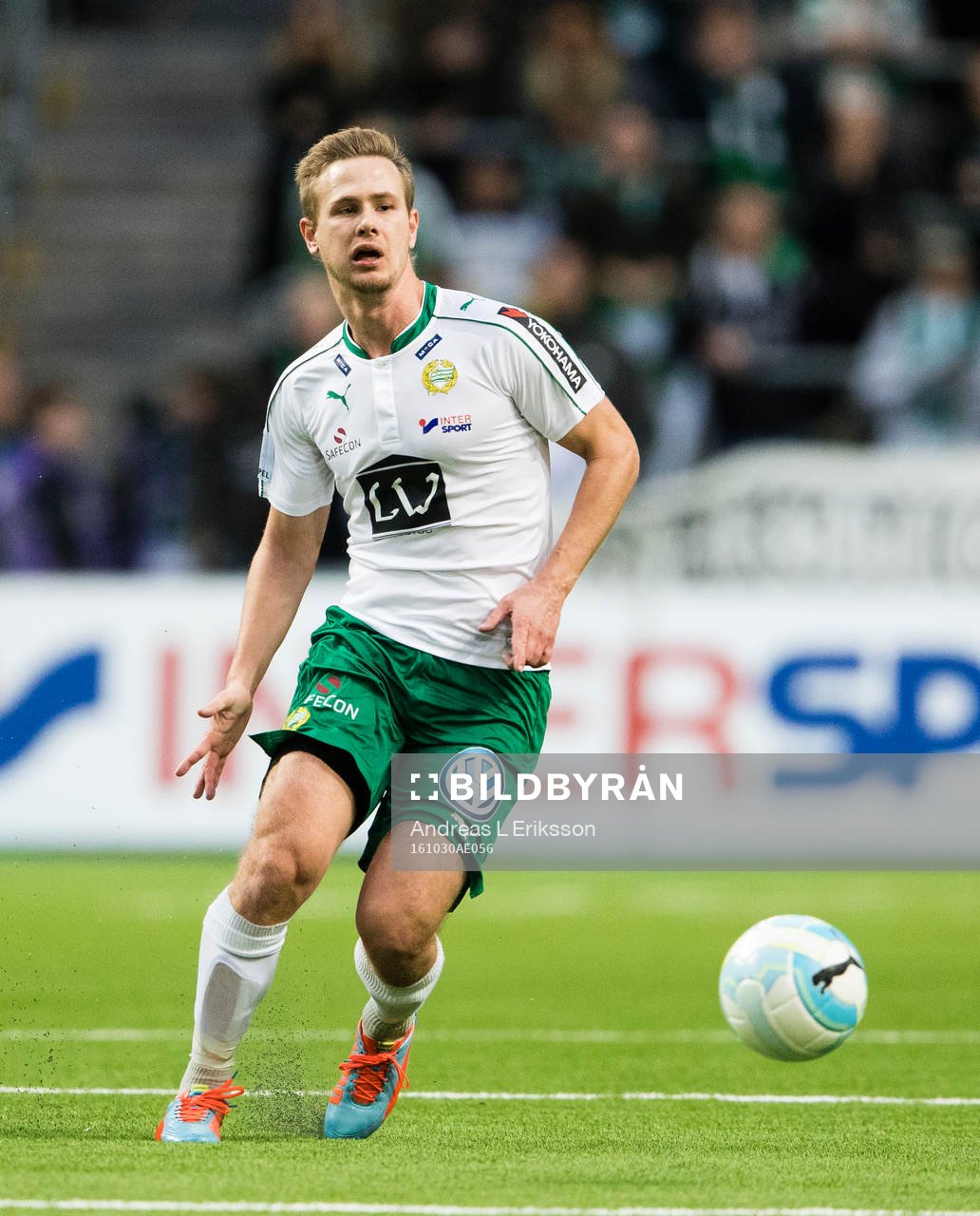 Hammarbys Erik Israelsson med bollen