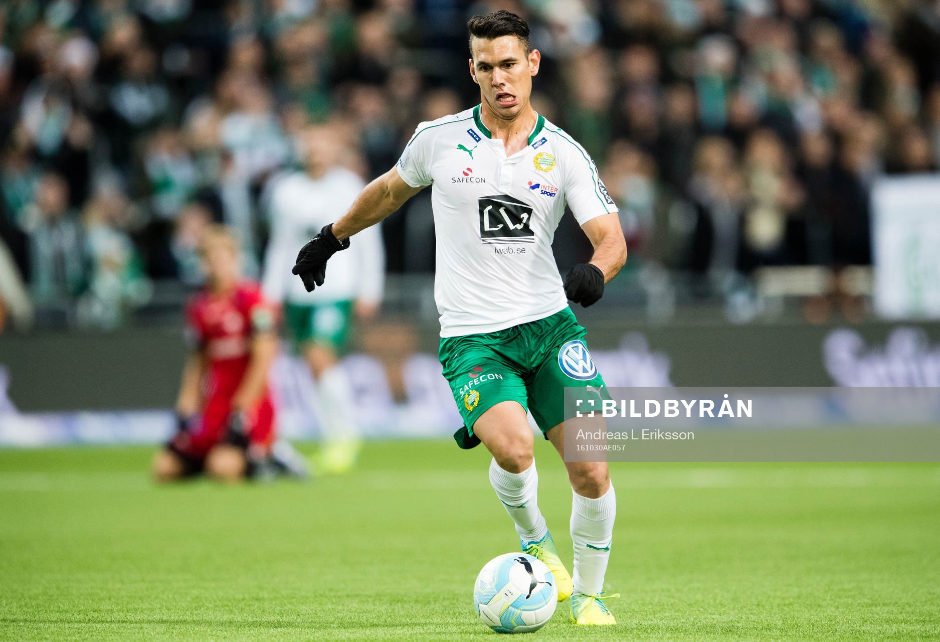 Hammarbys Alexssander Medeiros de Azeredo med bollen