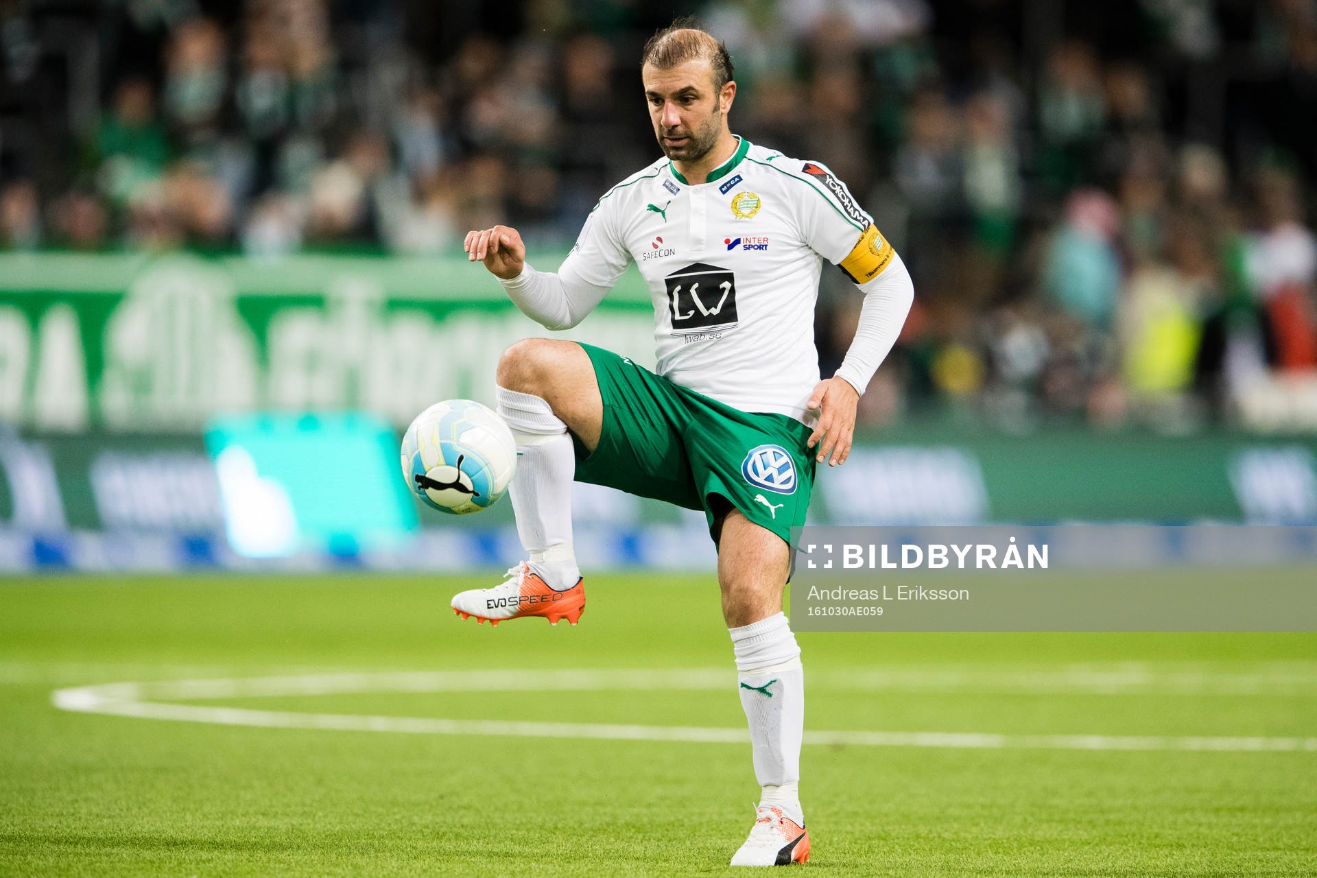 Hammarbys Kennedy Bakircioglu tar ner bollen