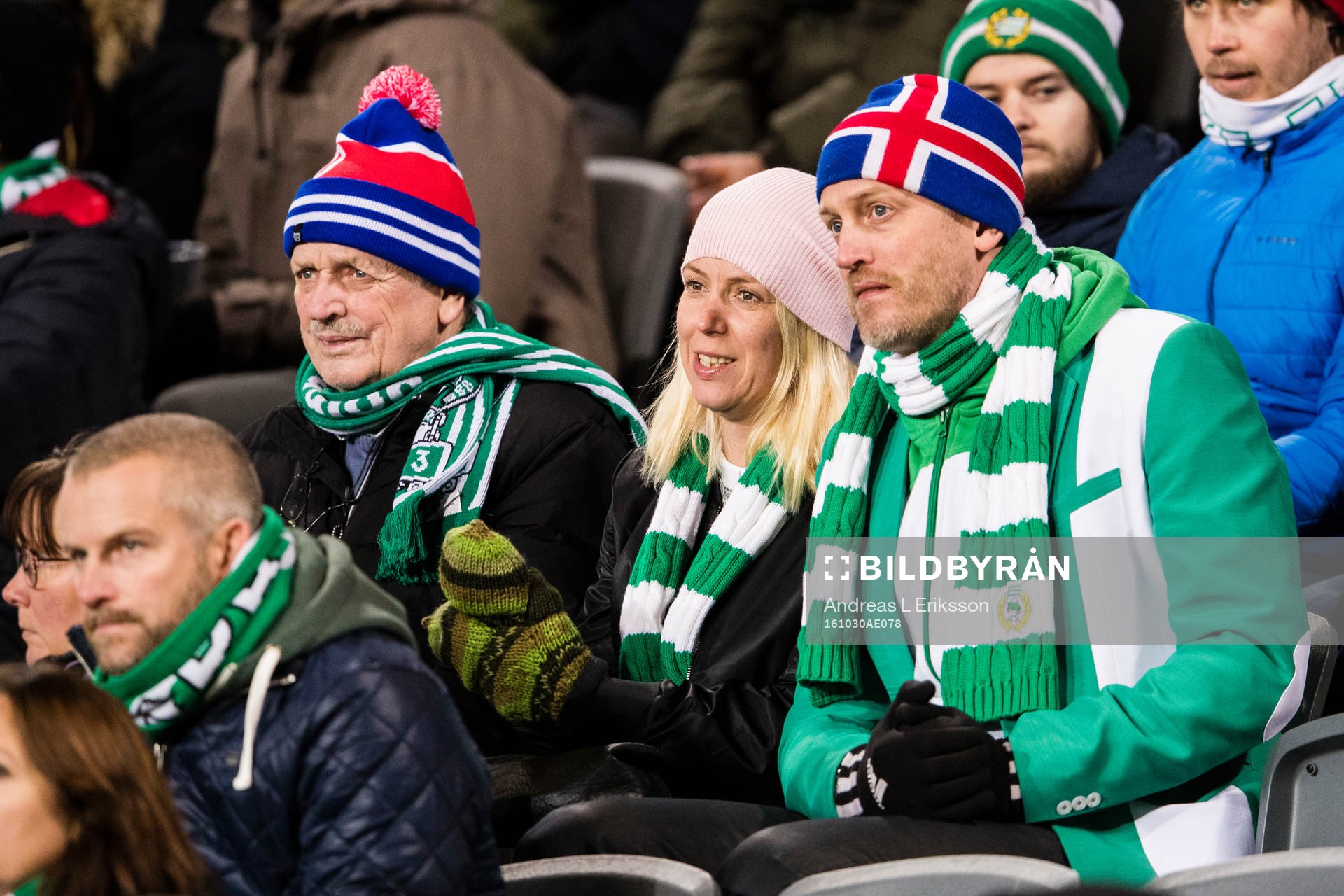 Hammarbysupportrar med isändska mössor