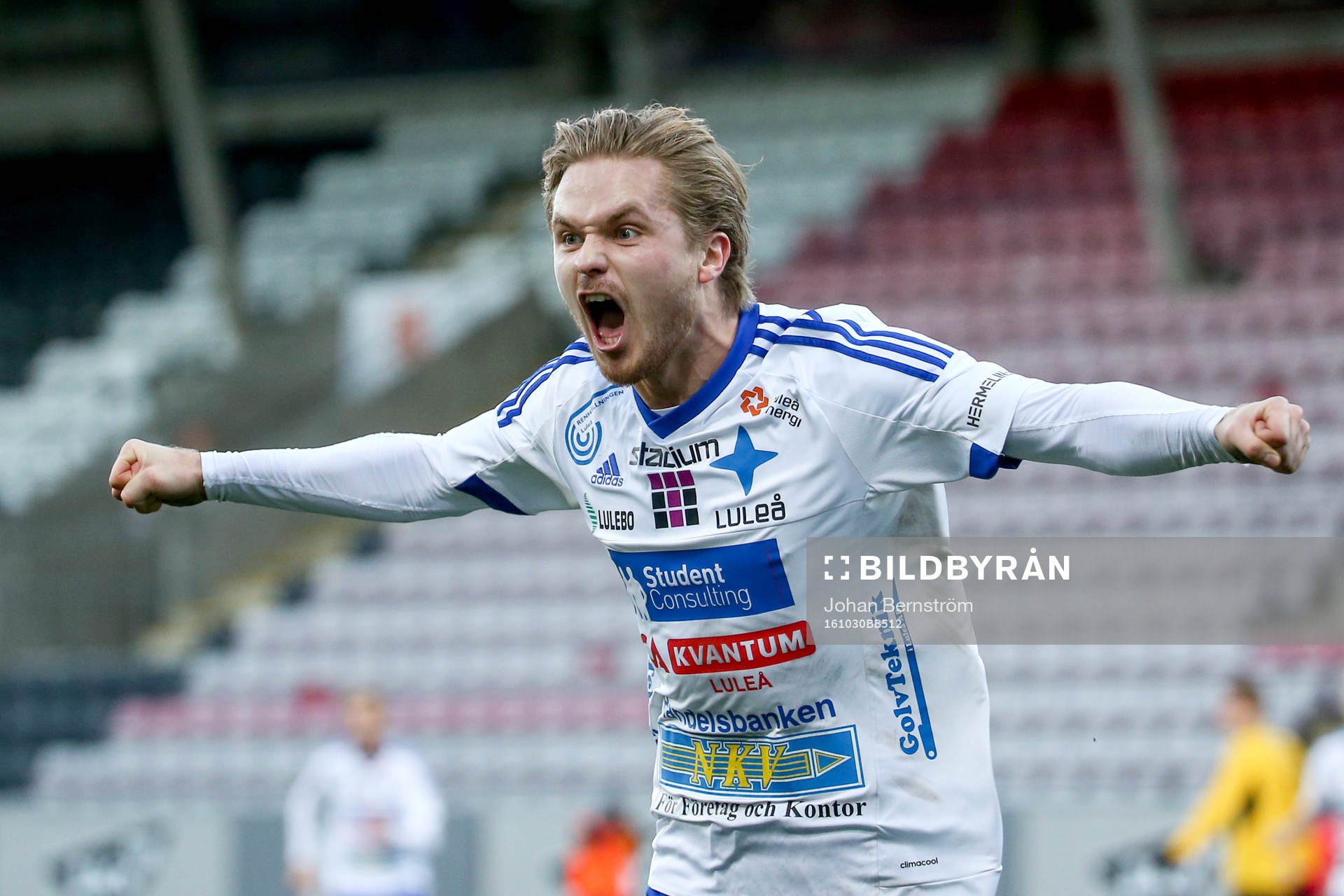 Luleås Joel Rajalakso jublar efter 2-0 under fotbollsmatchen i Division 1 Norra mellan Forward och Luleå den 30 oktober 2016 i Örebro.