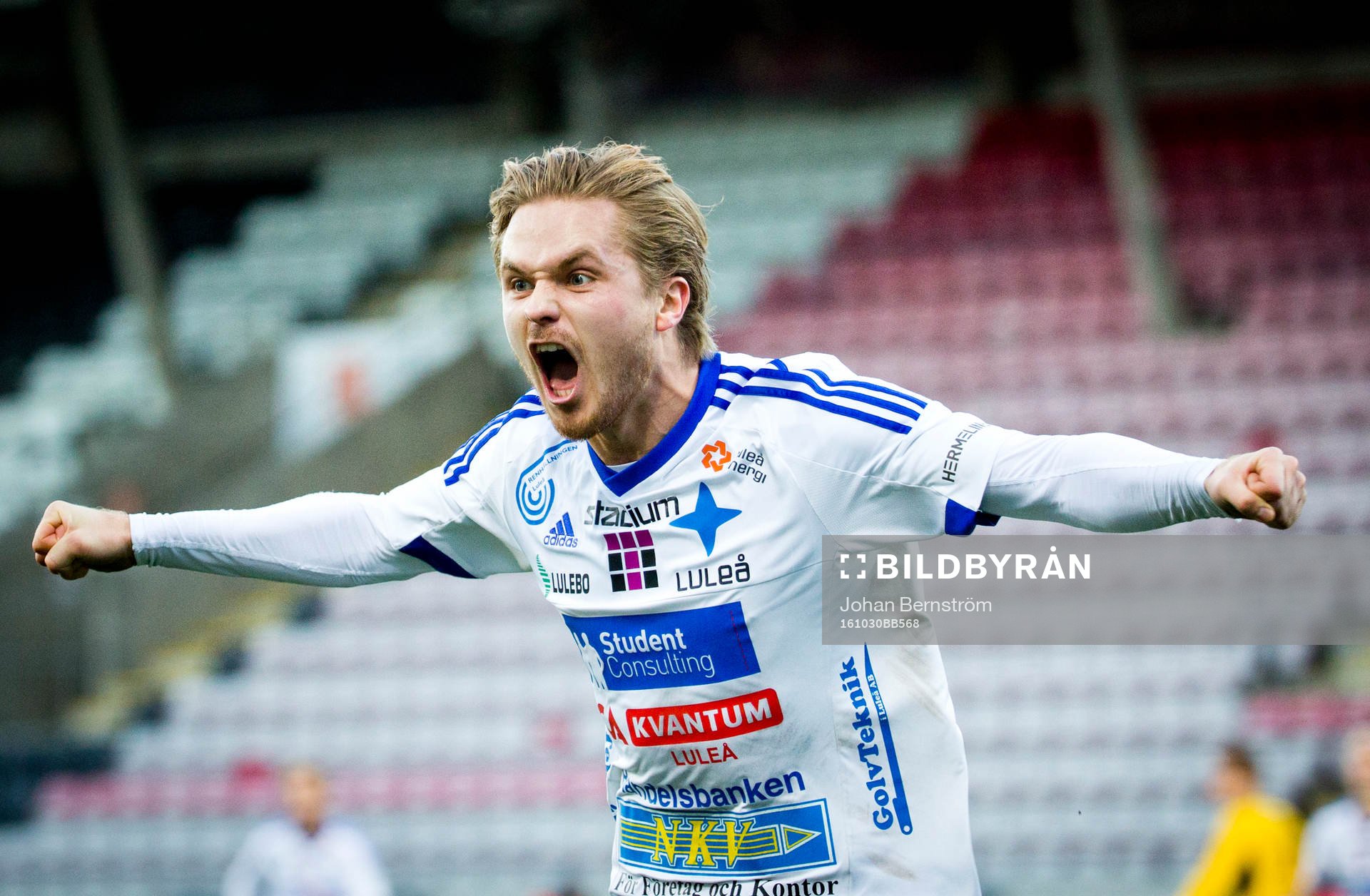 Luleås Joel Rajalakso gör 0-2 och jublar under fotbollsmatchen i Division 1 Norra mellan Forward och Luleå den 30 oktober 2016 i Örebro.
