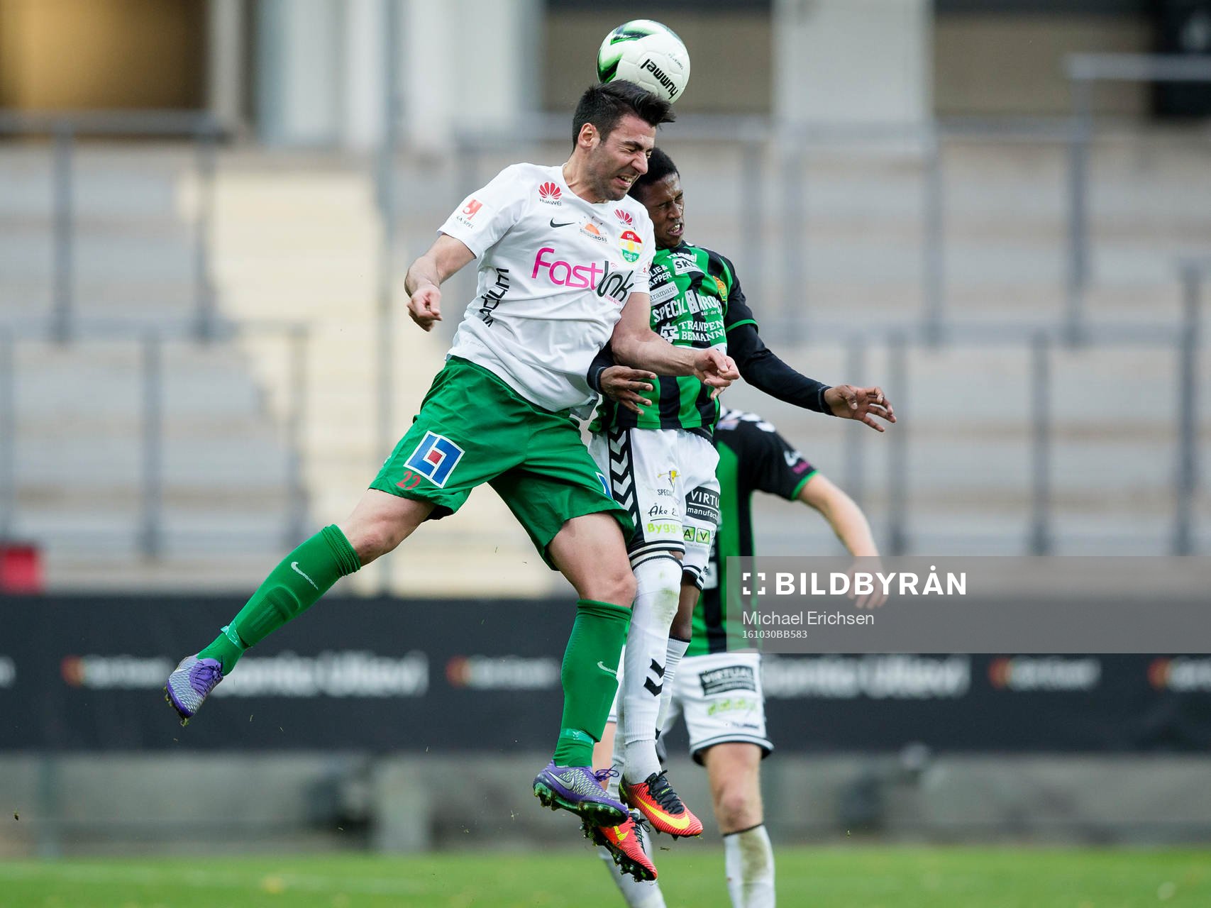 Dalkurds Mirkan Aydin i nickduell med GAIS Luther Singh