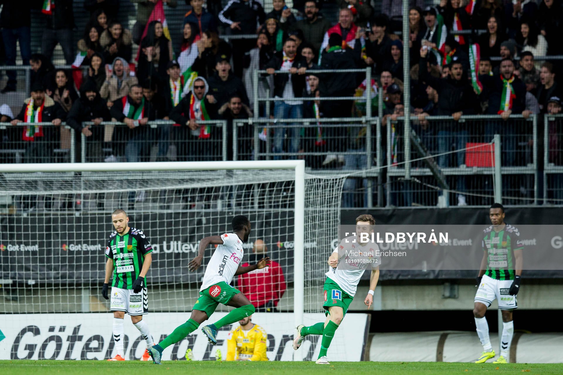 Dalkurds Omar Jagne jublar ihop med Leonard Pllana