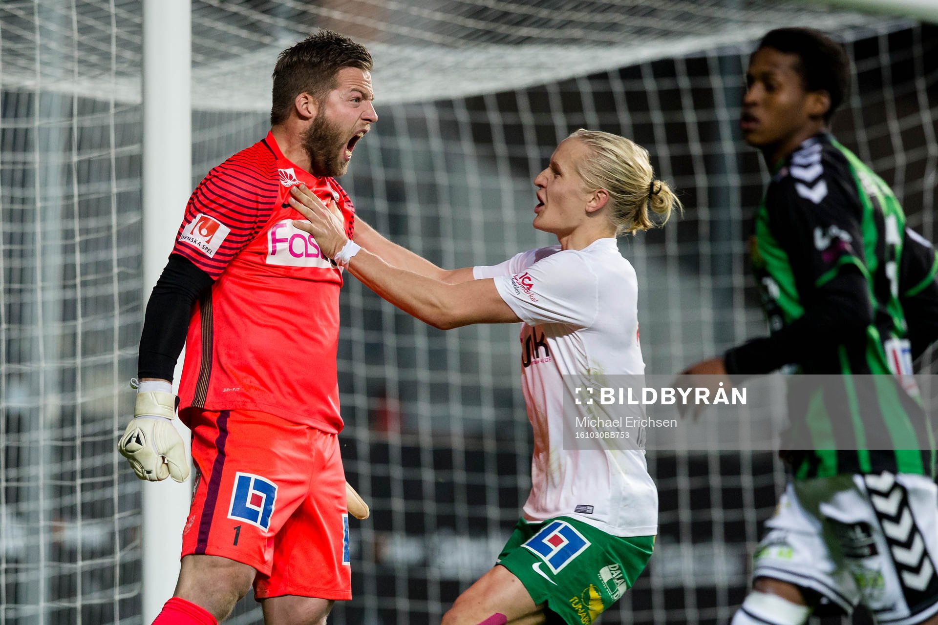Dalkurds målvakt Frank Pettersson jublar ihop med Henrik