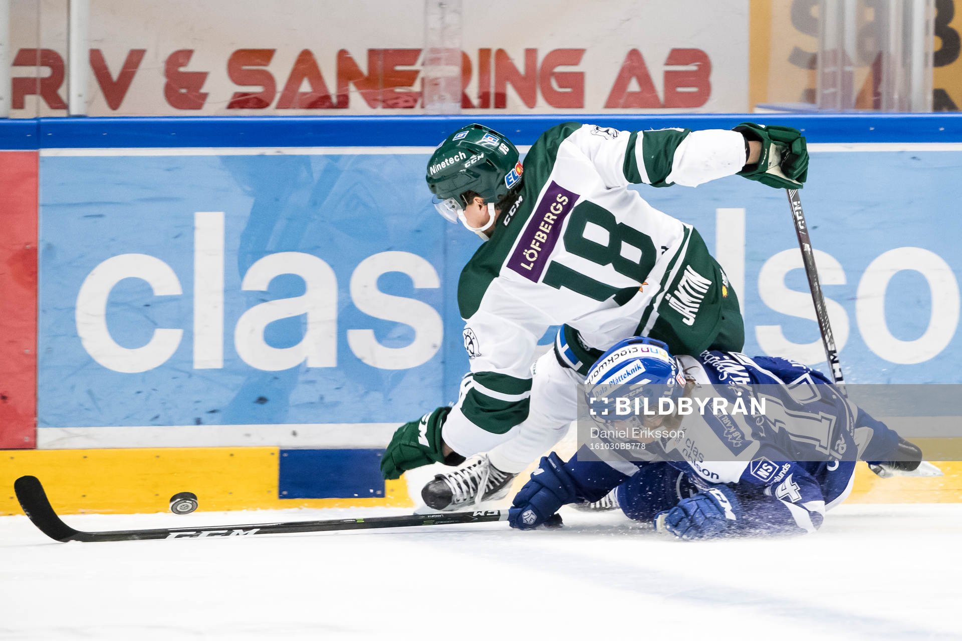 Leksands Oskar Lang i kamp om pucken med Färjestads