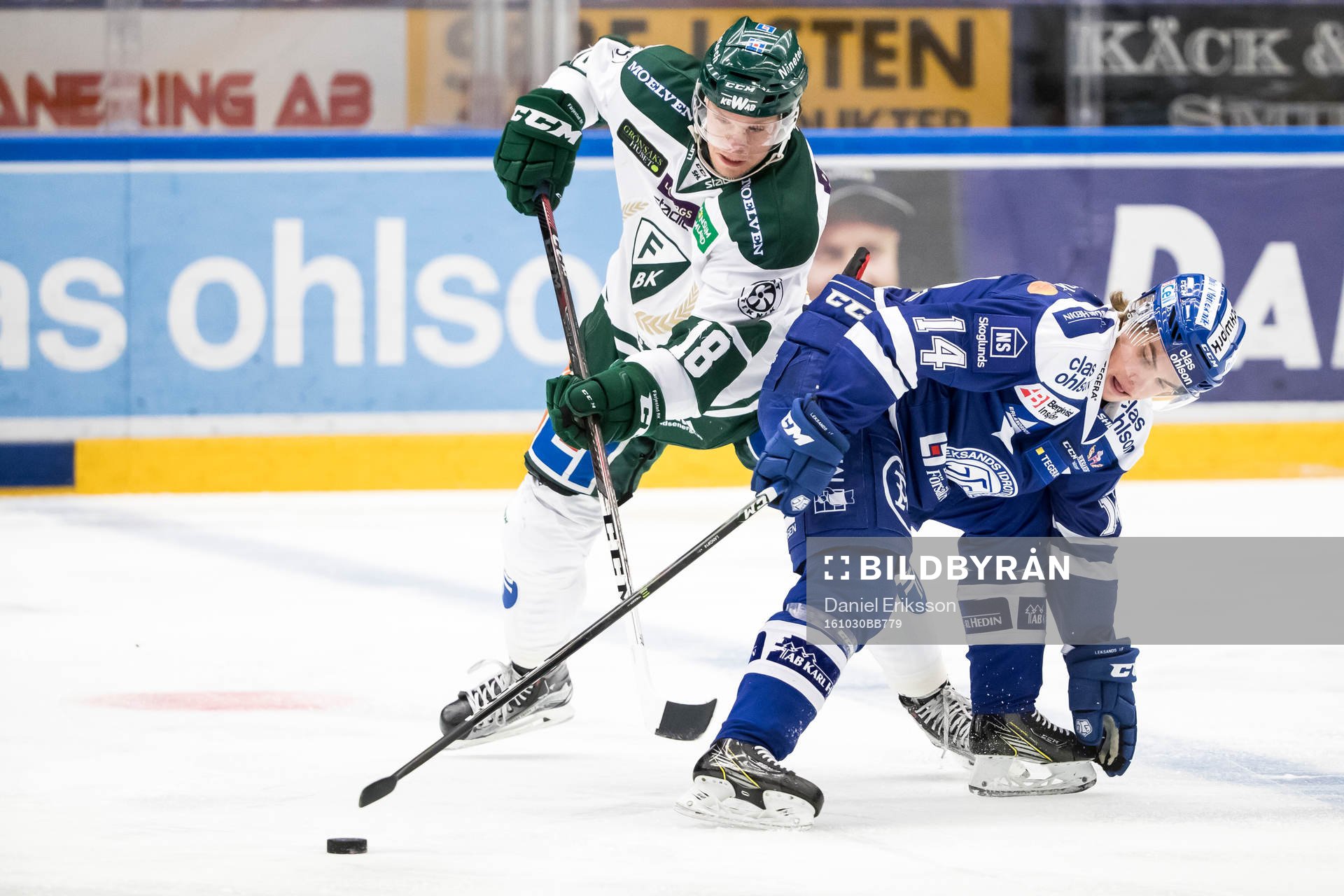 Leksands Oskar Lang i kamp om pucken med Färjestads