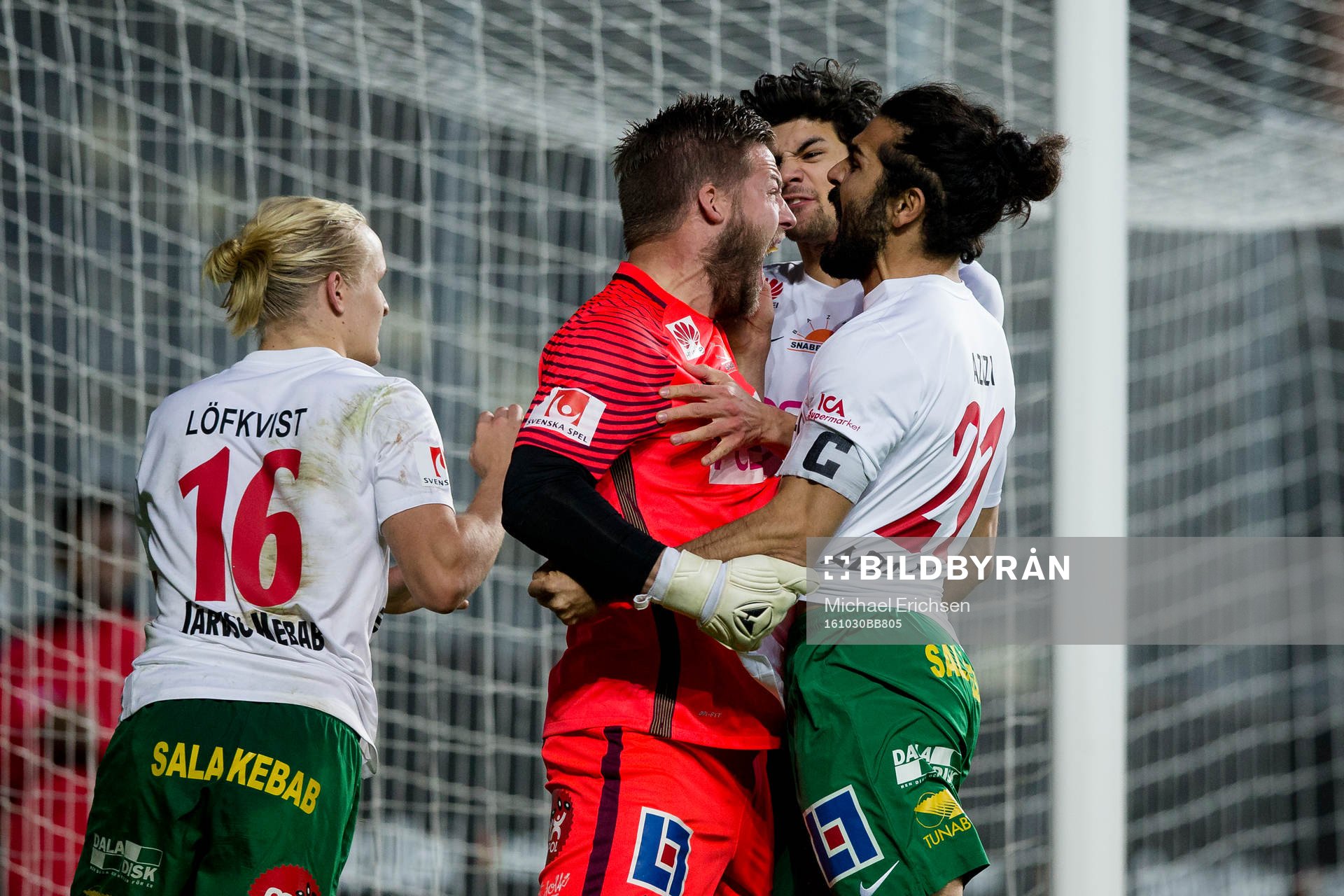 Dalkurds målvakt Frank Pettersson jublar ihop med Henrik