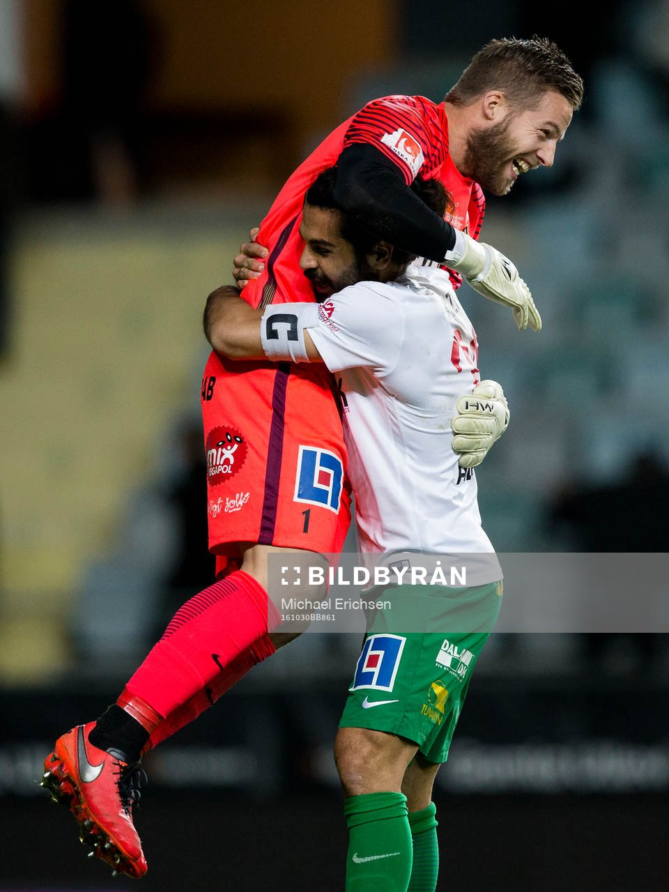 Dalkurds målvakt Frank Pettersson jublar och omfamnas av Peshraw Azizi efter fotbollsmatchen i Superettan mellan GAIS och Dalkurd den 30 oktober 2016 i Göteborg.