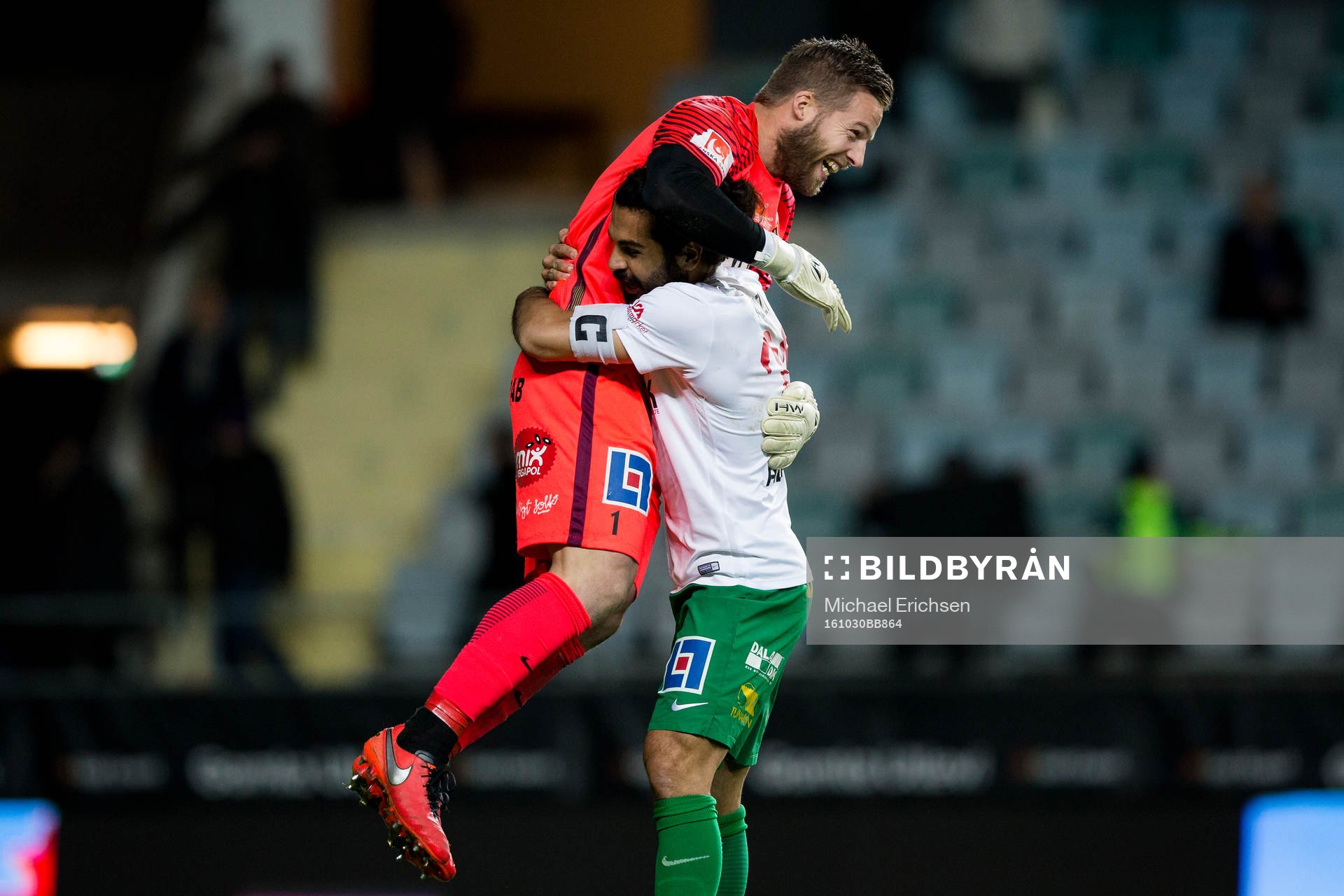 Dalkurds målvakt Frank Pettersson jublar och omfamnas av