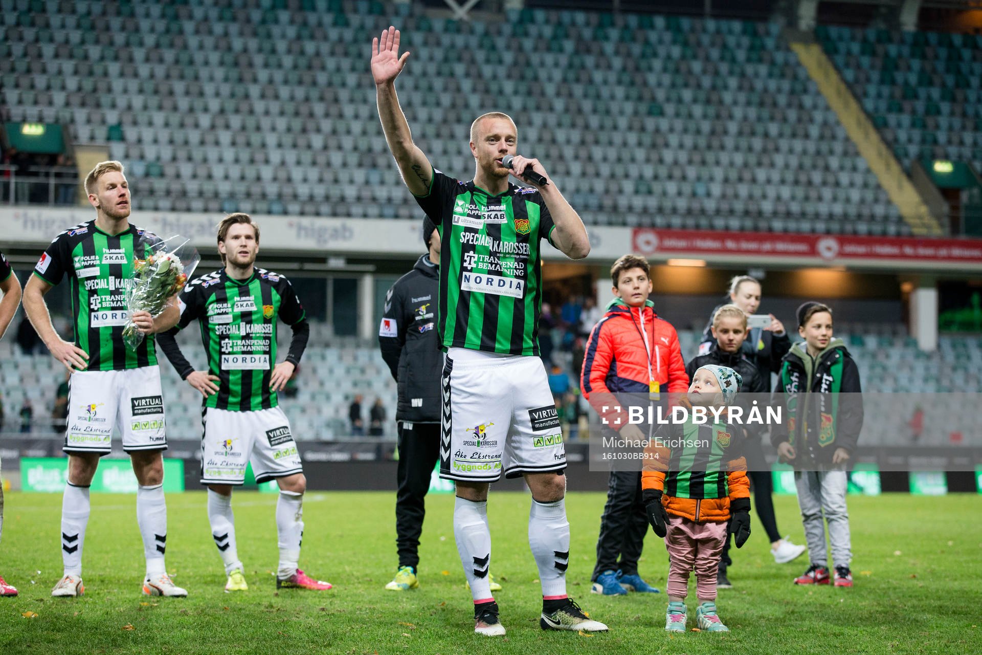 GAIS Björn Andersson tackar publiken när han avtackas