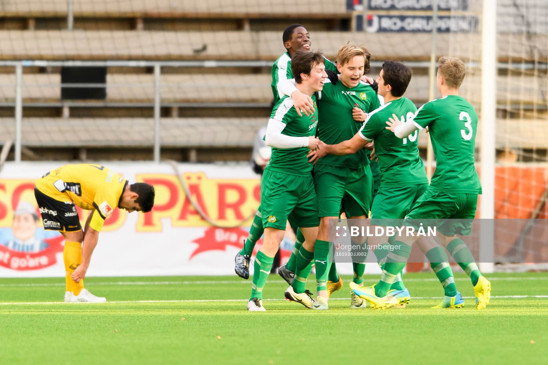 Hammarbys Marcus Mitander jublar med övriga