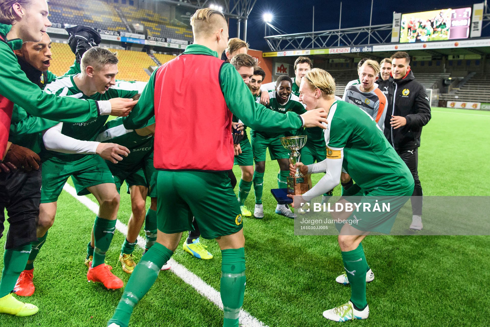 Hammarbys Jakob Rylander med pokalen