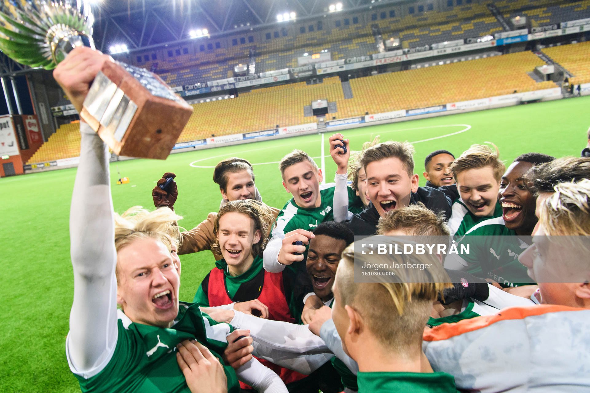 Hammarbys Jakob Rylander med pokalen