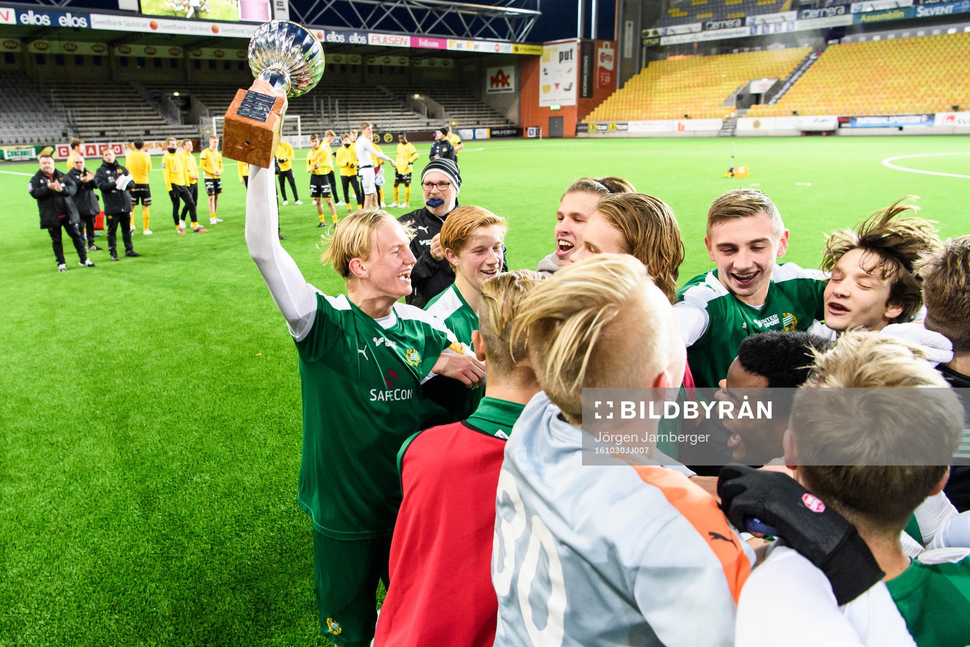Hammarbys Jakob Rylander med pokalen