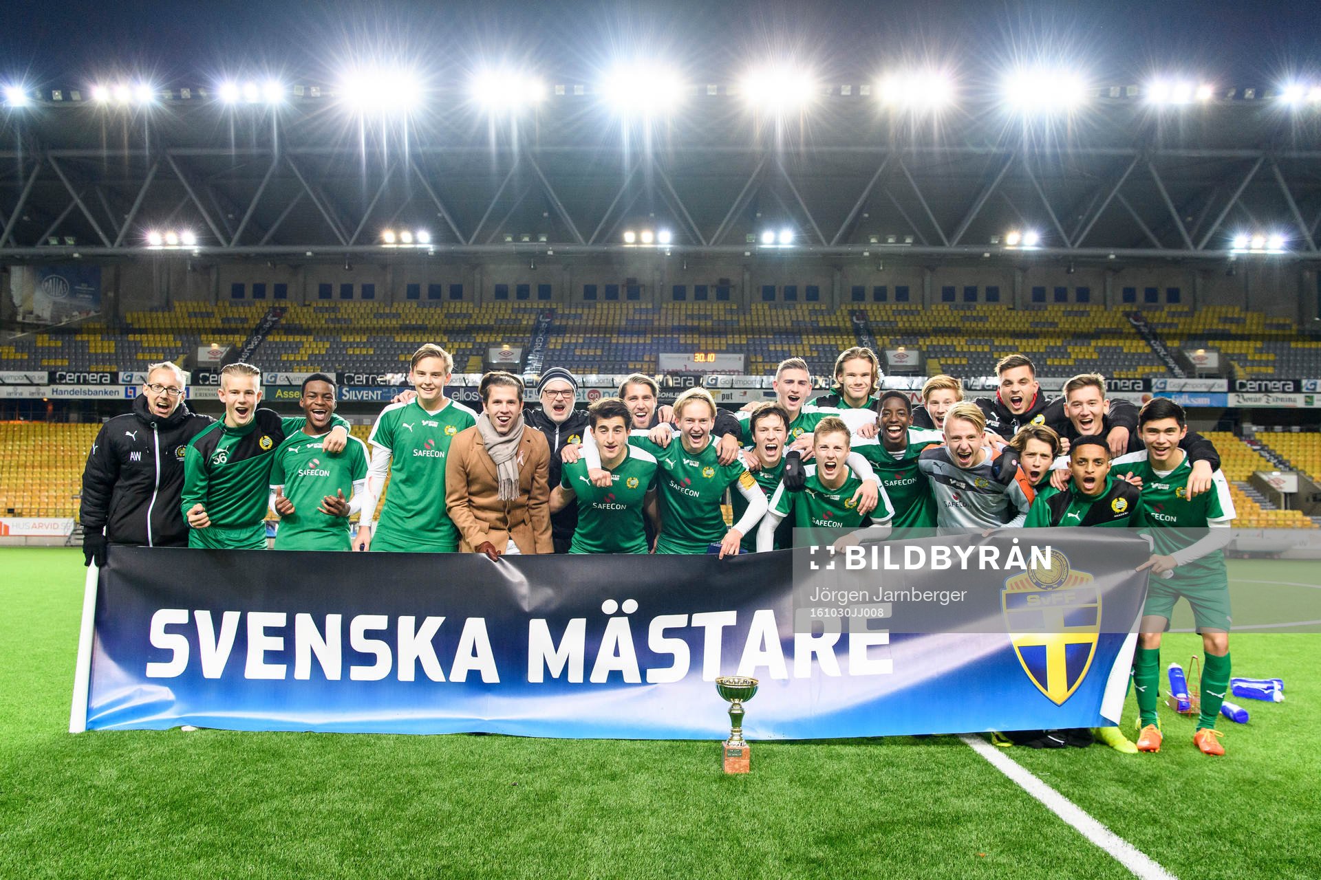 Svenska U17 mästarna Hammarby jublar med Svenska mästare
