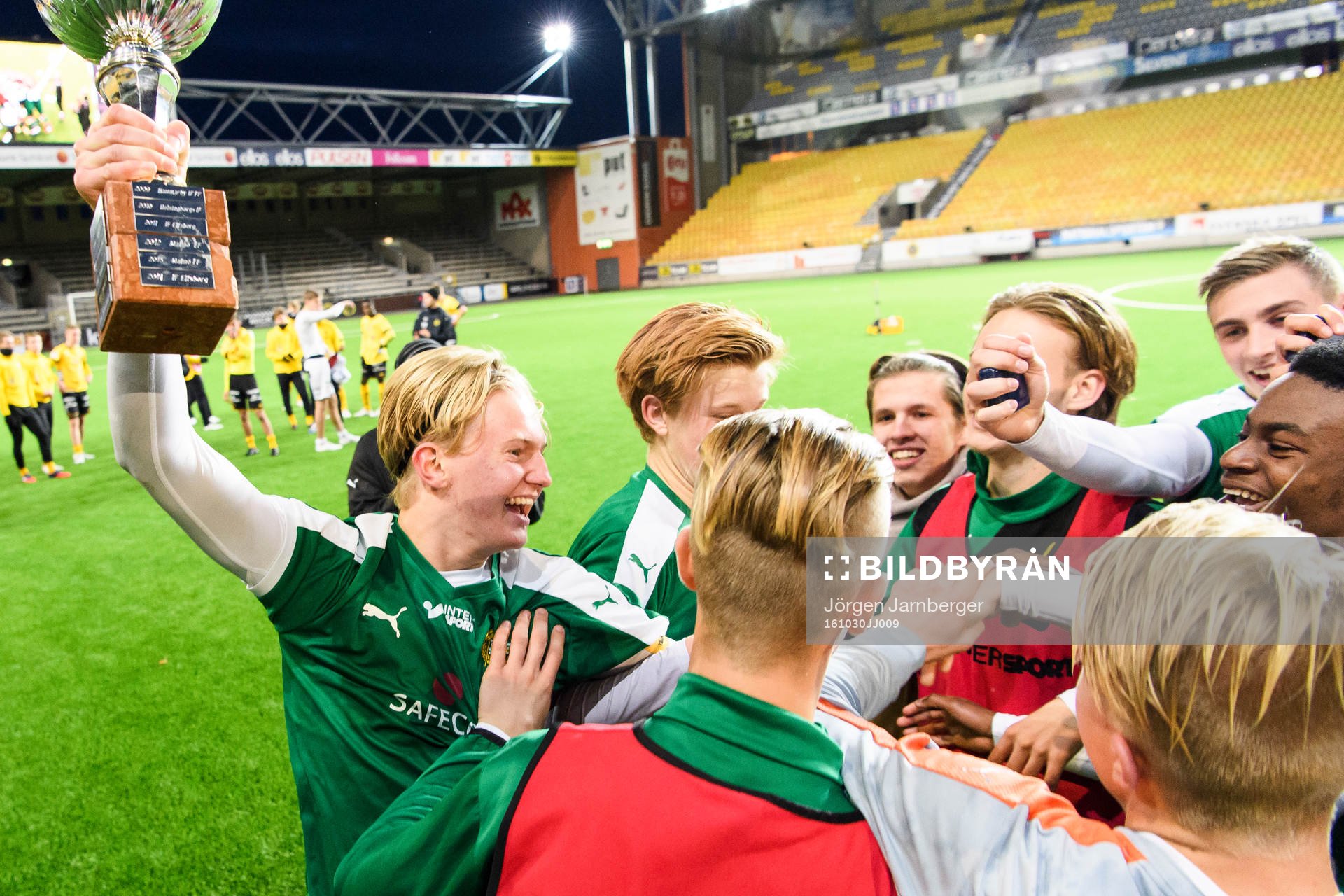 Hammarbys Jakob Rylander med pokalen