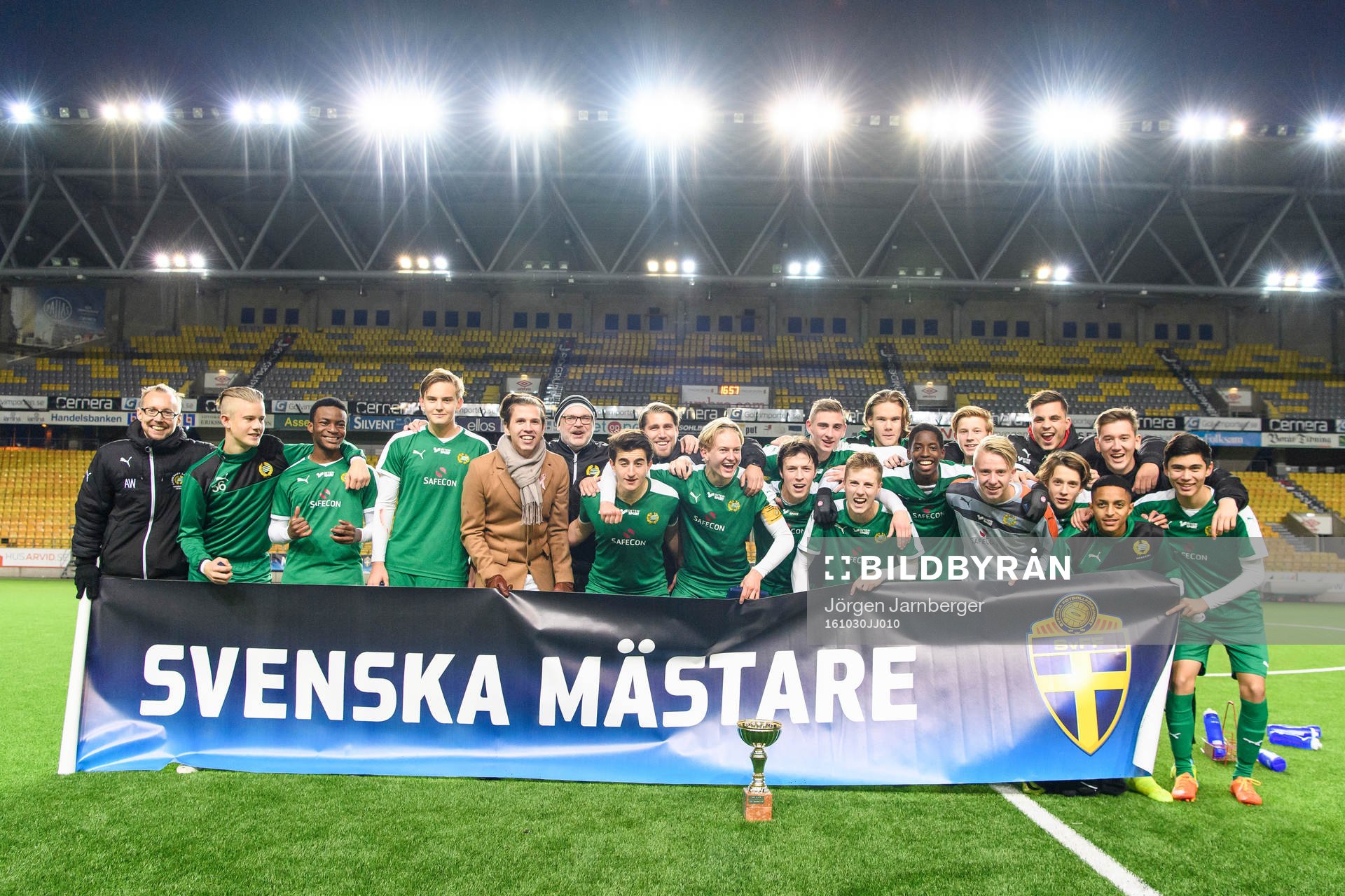 Svenska U17 mästarna Hammarby jublar med Svenska mästare