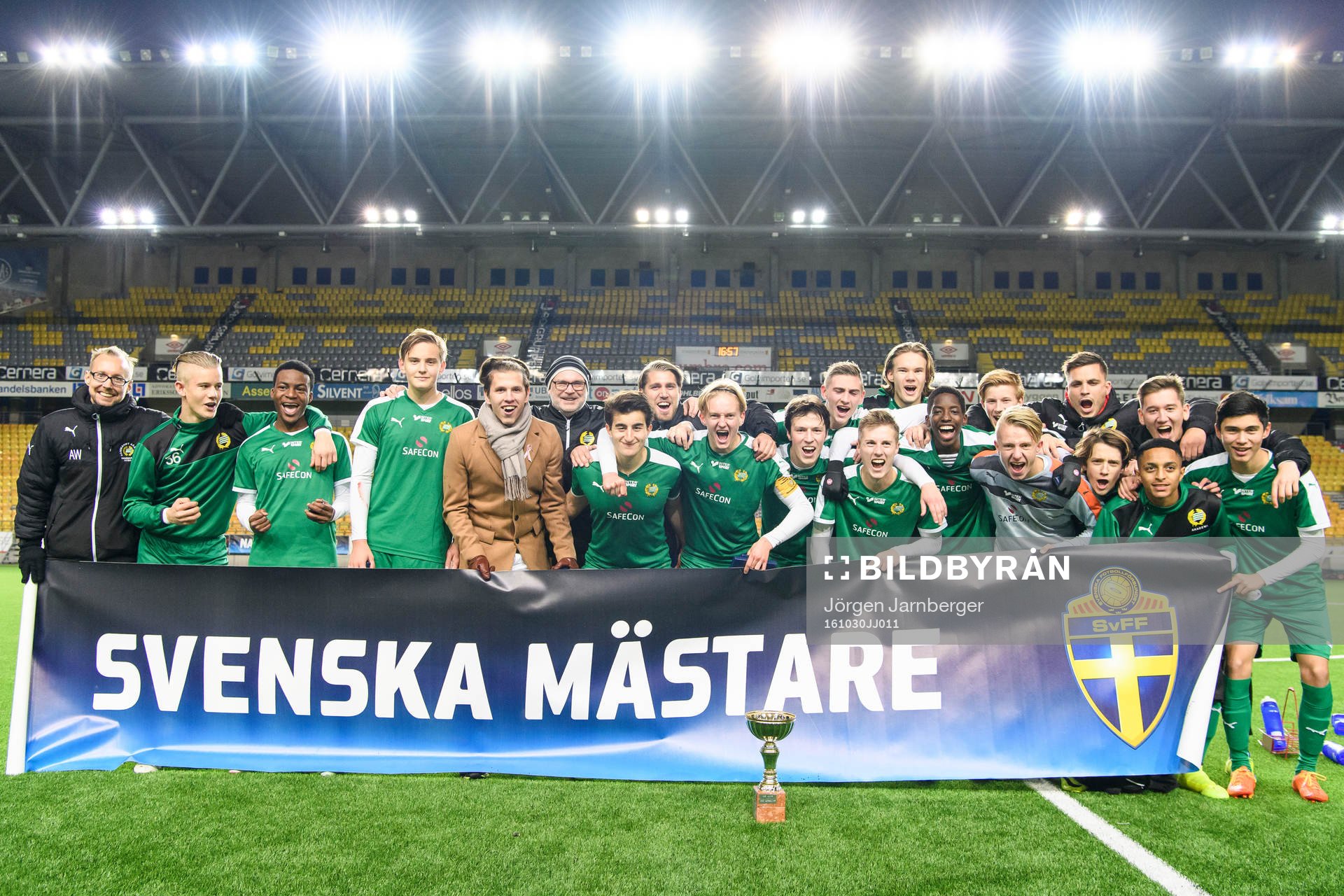 Svenska U17 mästarna Hammarby jublar med Svenska mästare