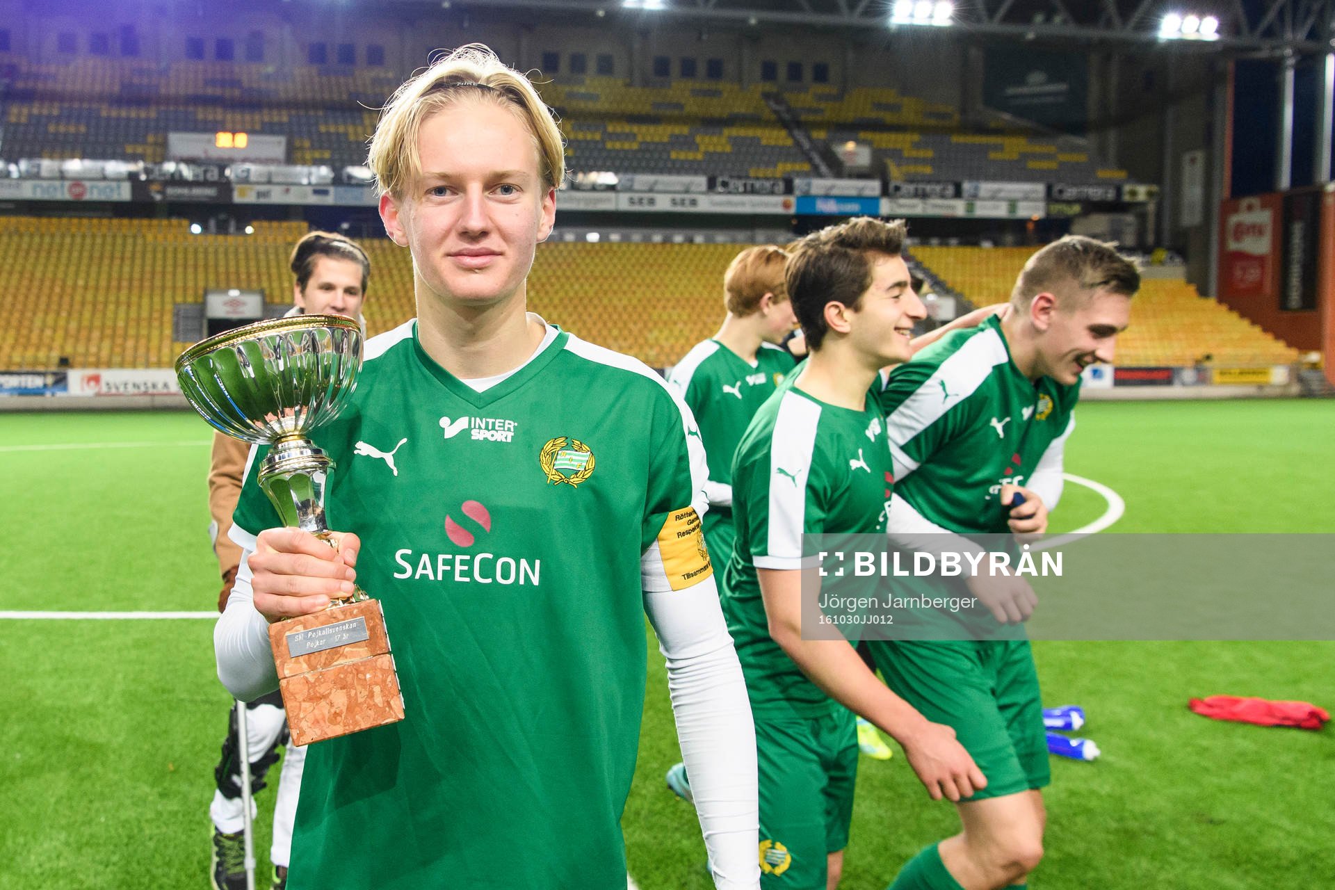 Hammarbys Jakob Rylander med pokalen
