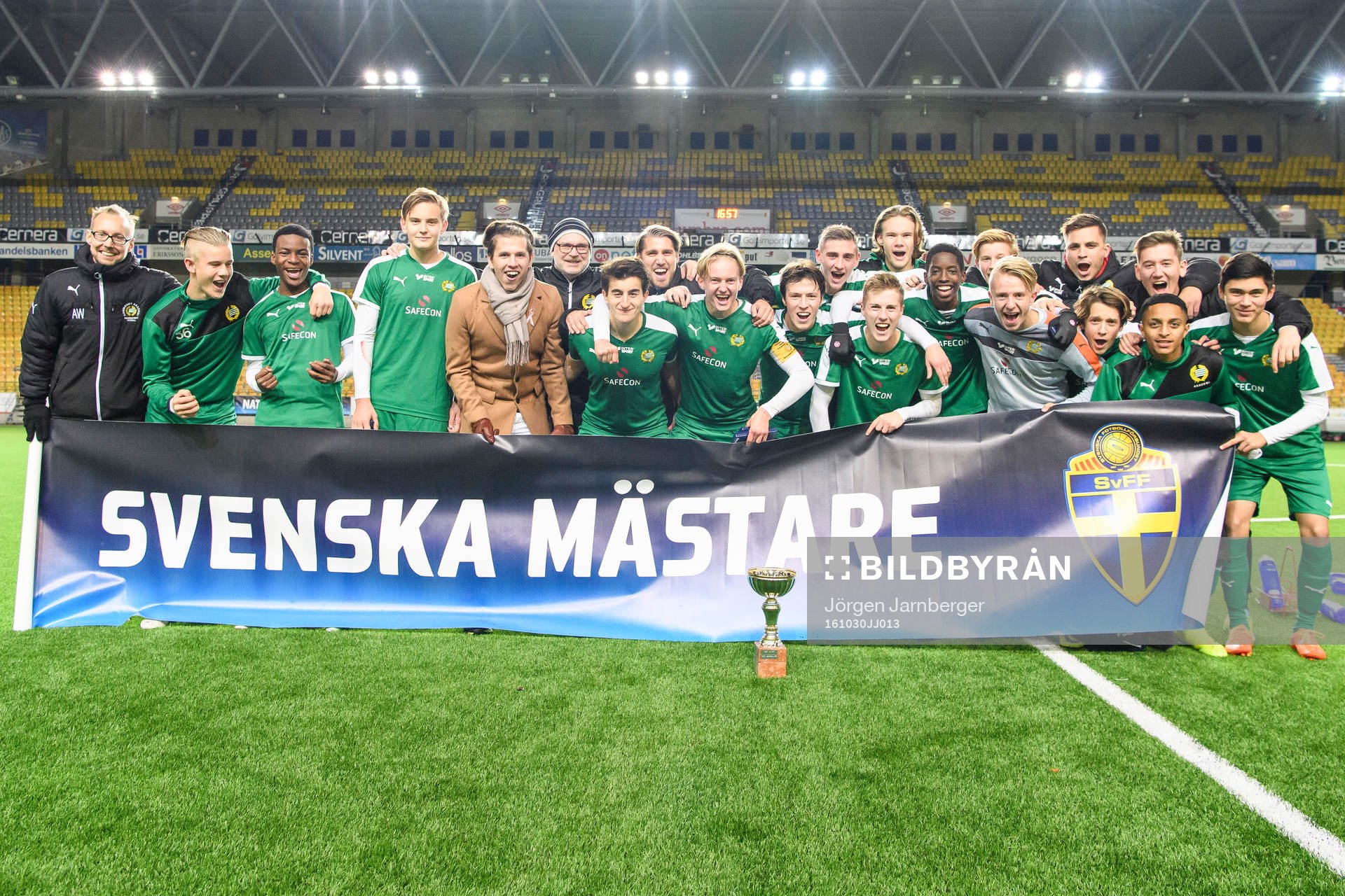 Svenska U17 mästarna Hammarby jublar med Svenska mästare