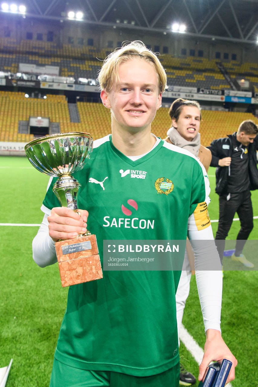 Hammarbys Jakob Rylander med pokalen