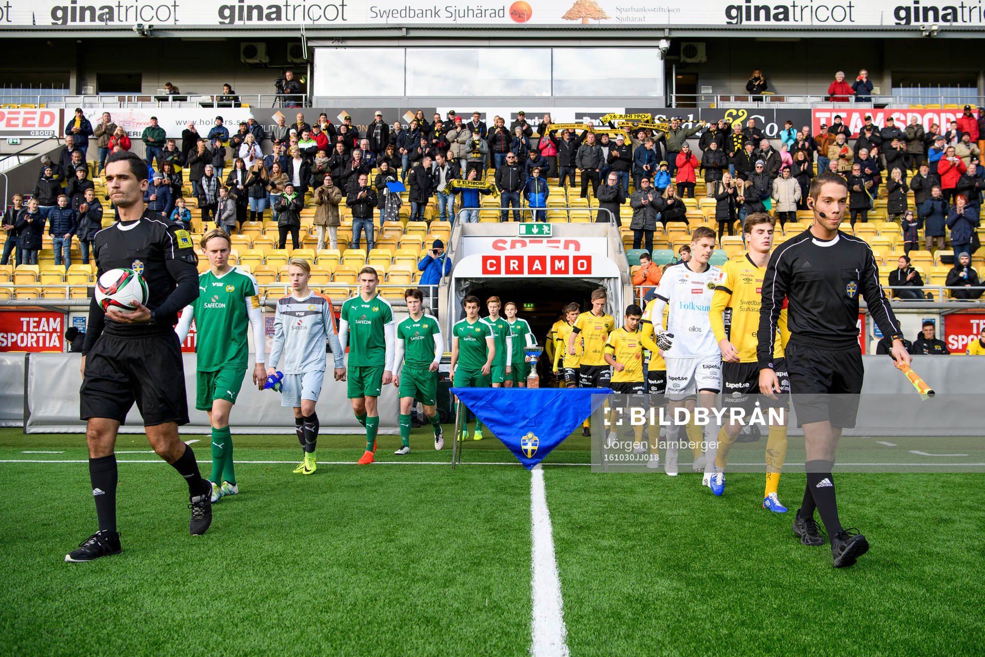 Domarna och lagen kommer in på arenan