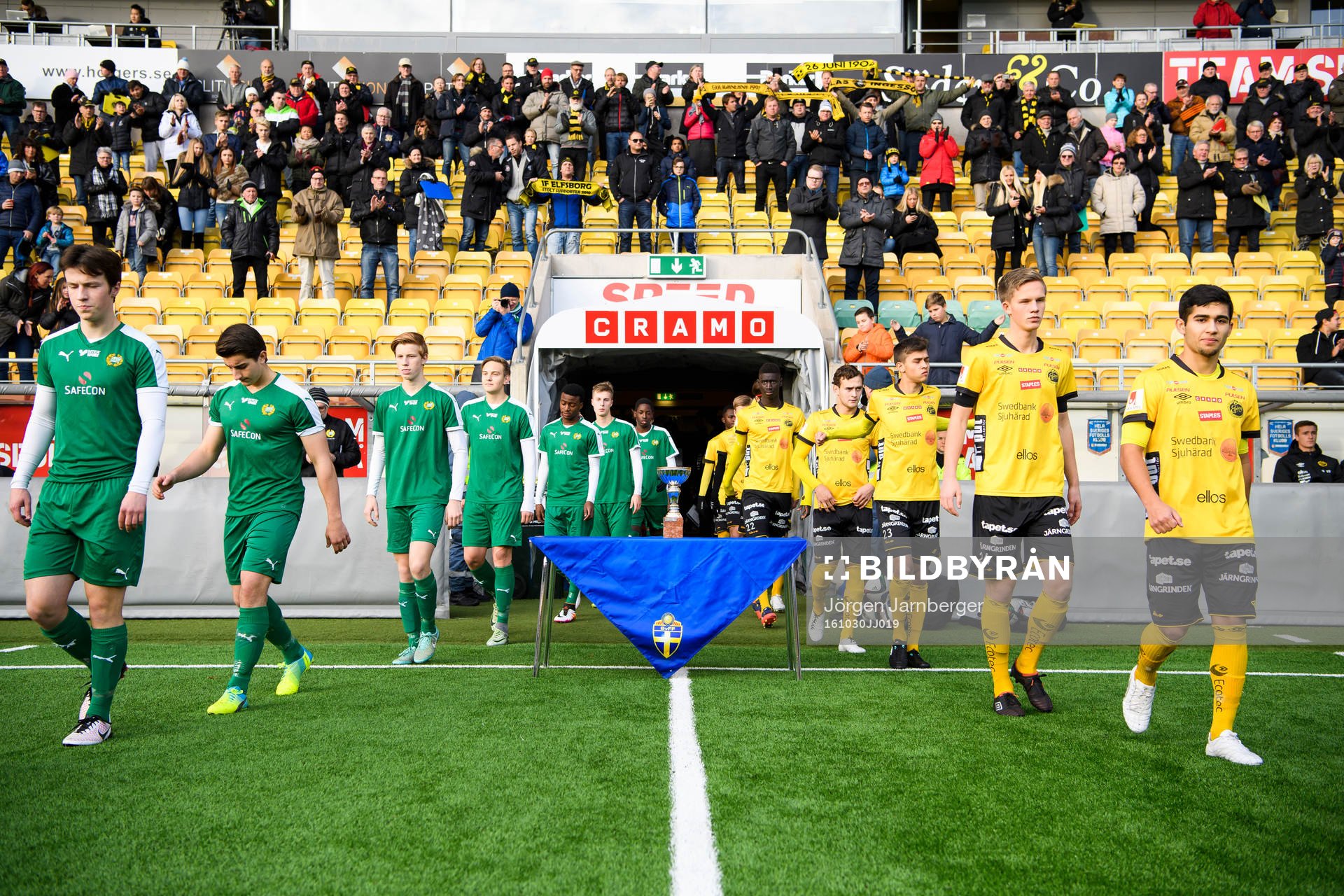 Lagen kommer in på arenan