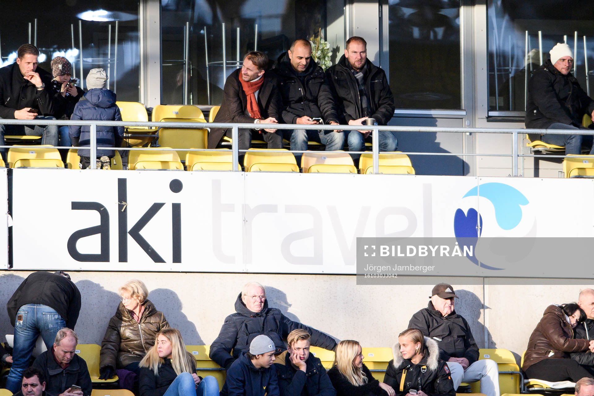 Elfsborgs tränarstab på läktaren