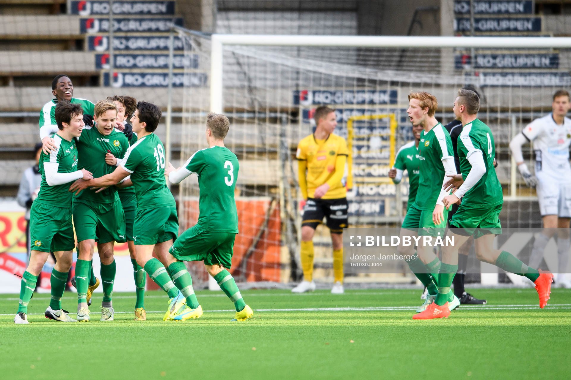 Hammarbys Marcus Mitander (mitt i bild) jublar med övriga