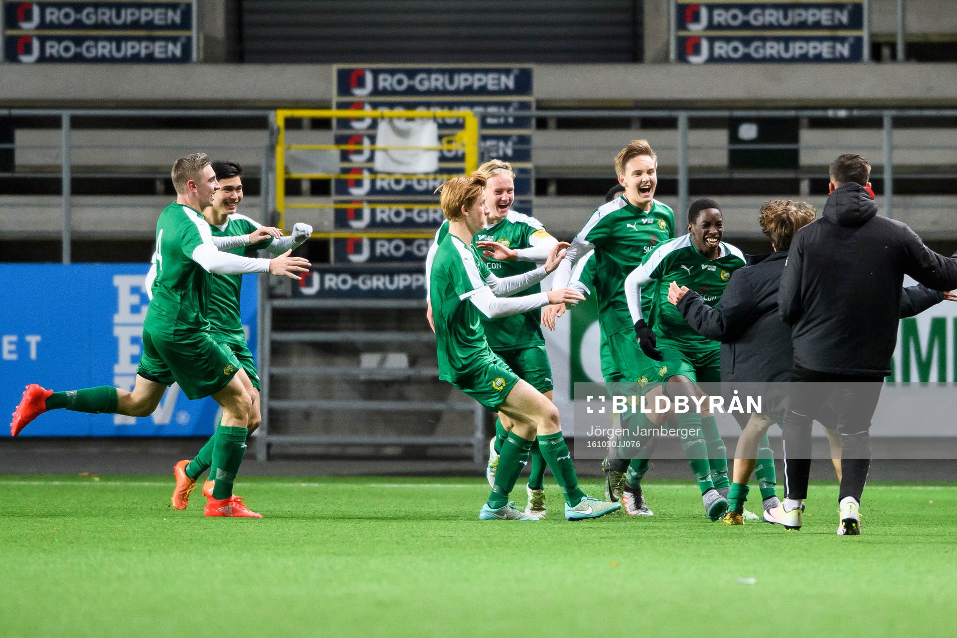 Hammarbys Samouil Izountouemoi (mitt i bild) jublar
