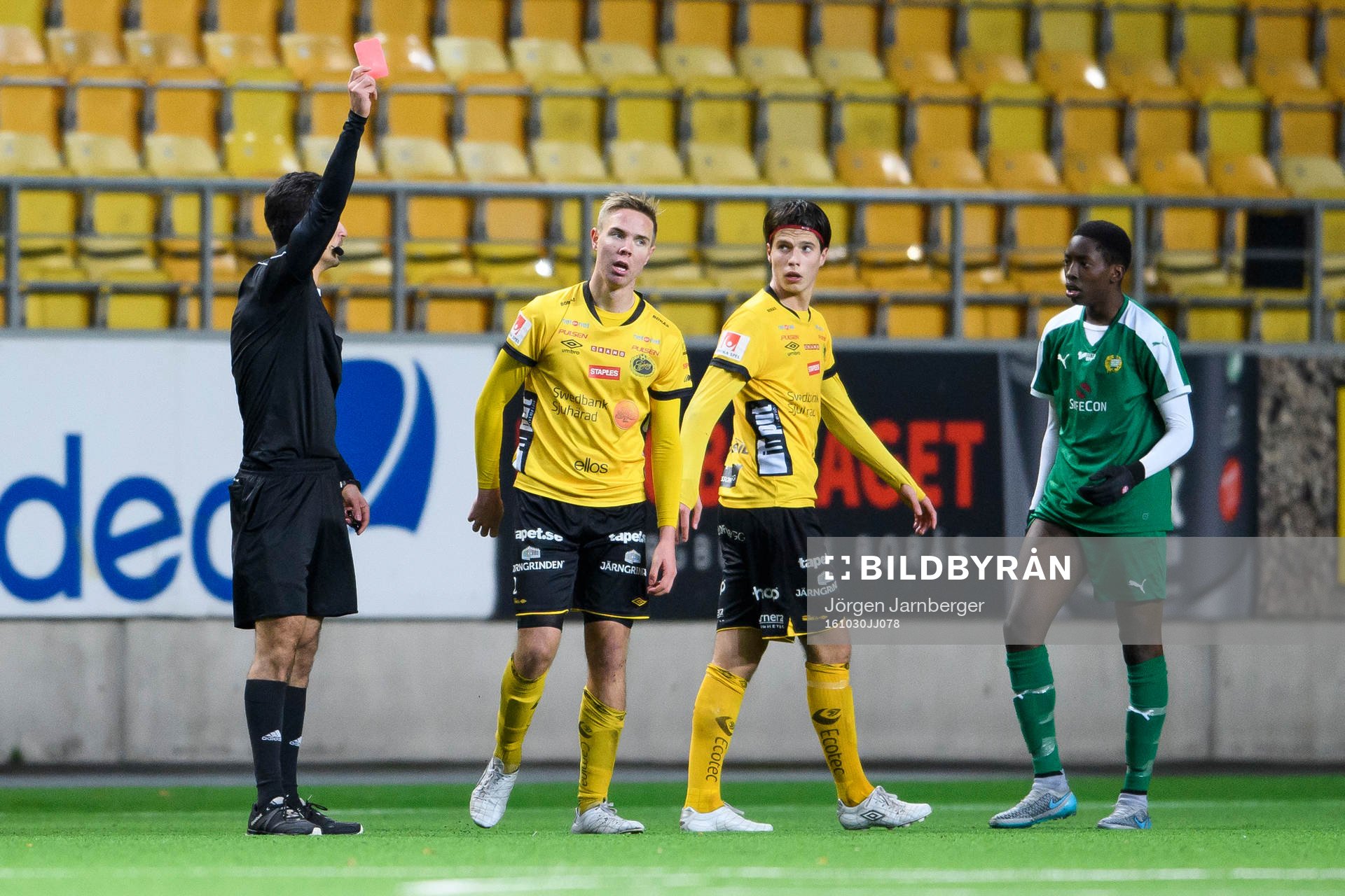Domare Fikret Buqa ger Elfsborgs Marcus Ejerblad rött kort