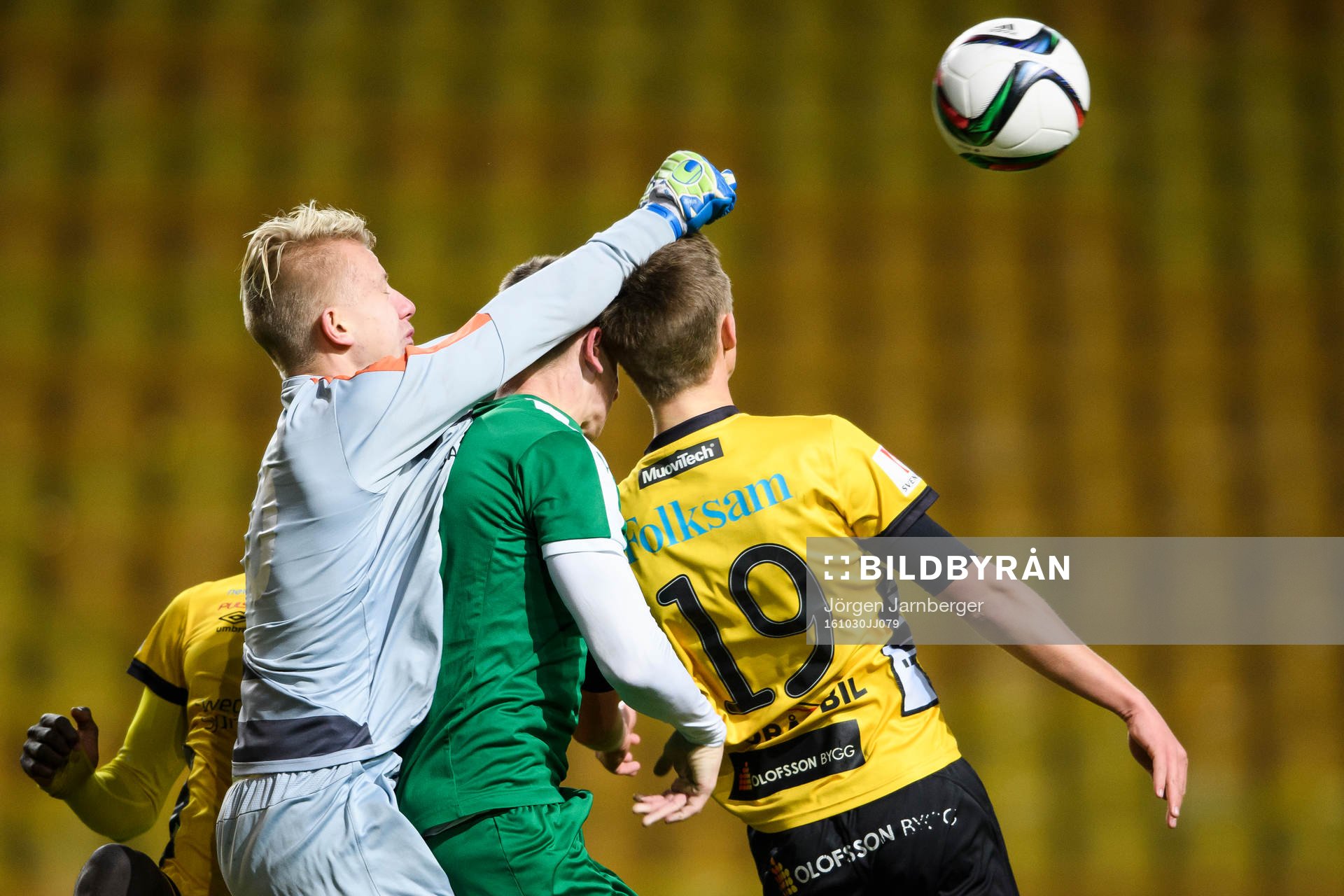 Hammarbys målvakt Jonathan Johnsson boxar undan bollen