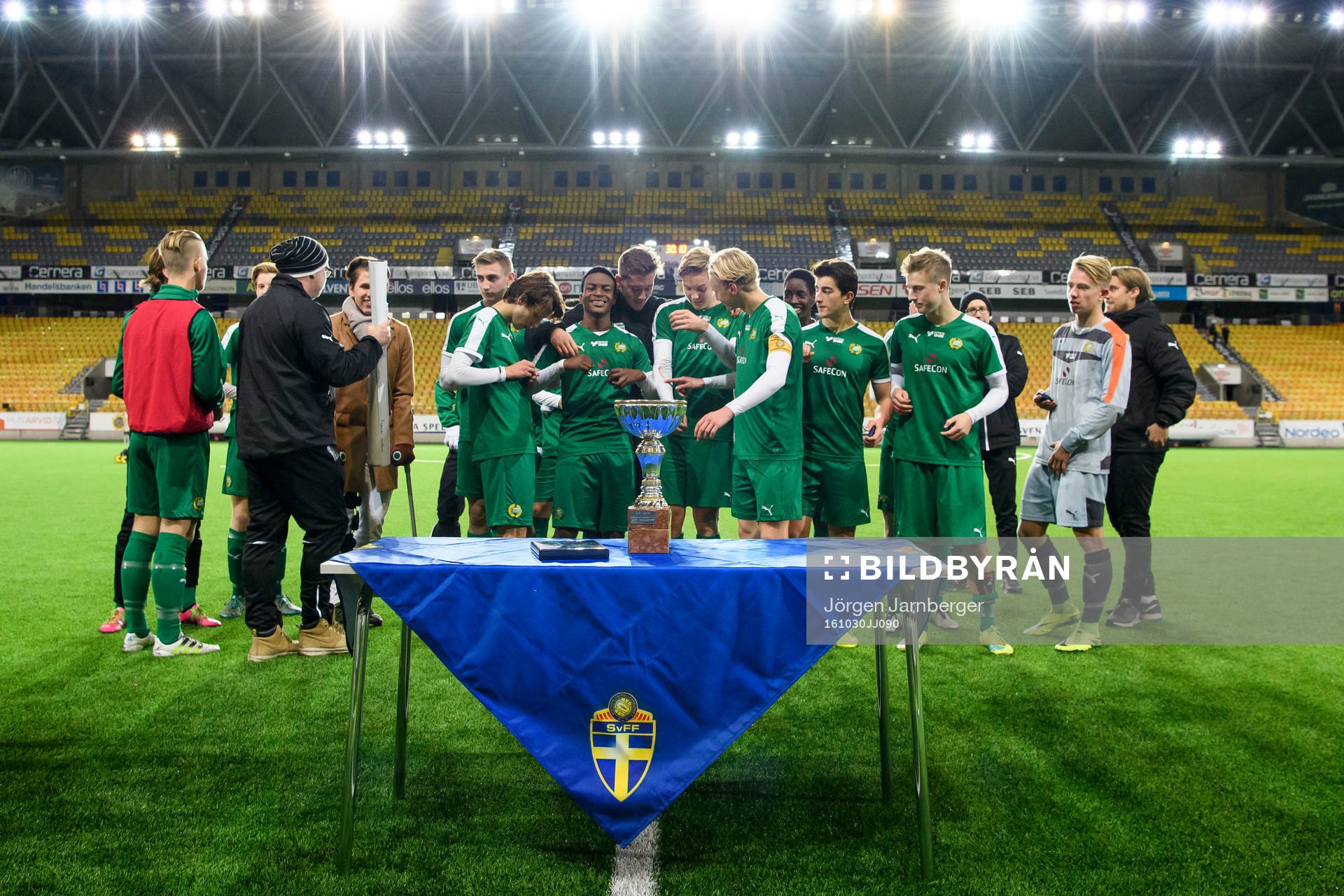 SM-pokalen med Hammarbys spelare i bakgrunden vid pris