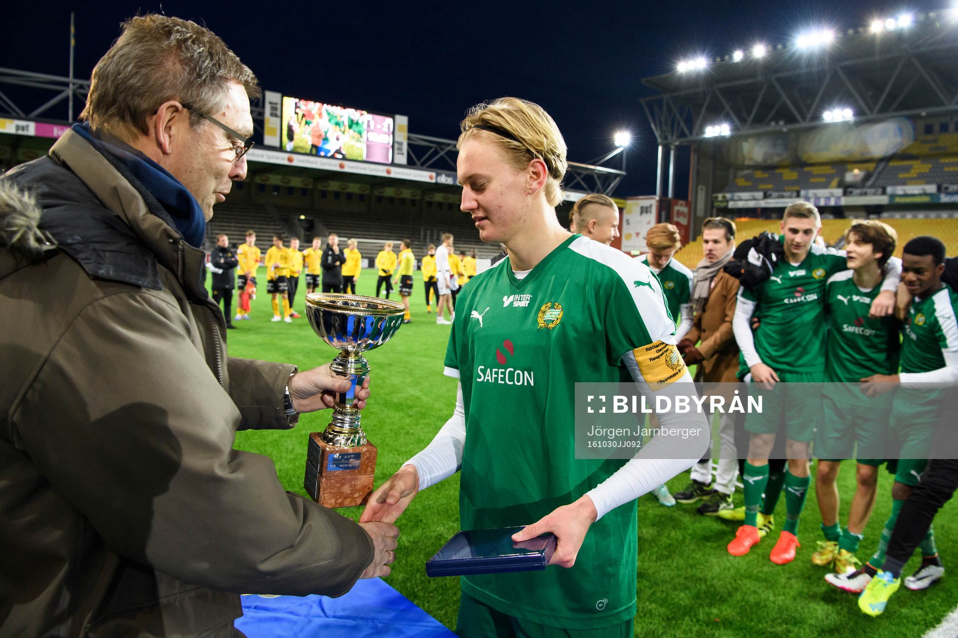 SvFF's representant överlämnar SM-pokalen till Hammarbys