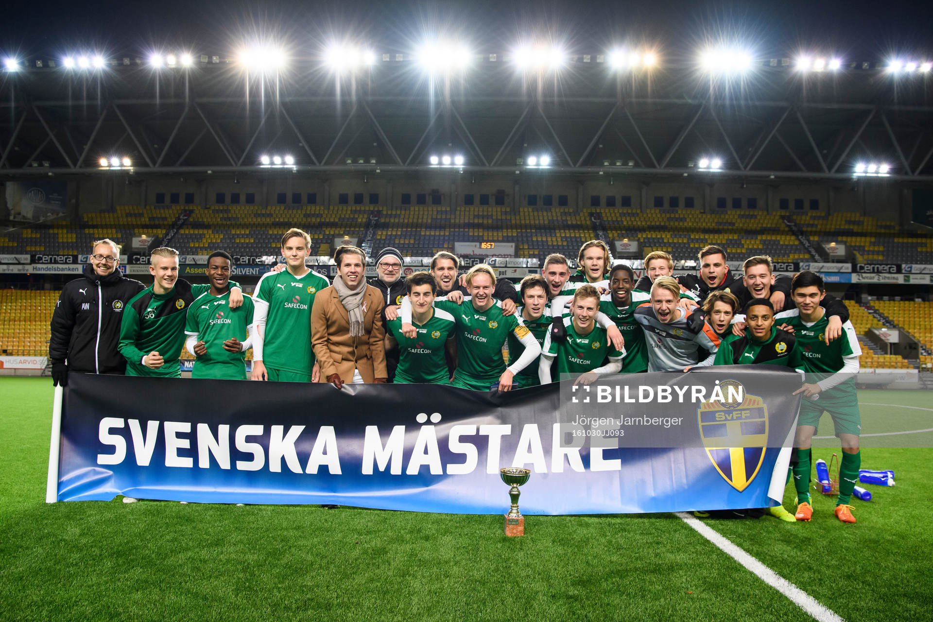 Hammarbys spelare och ledare bakom banderollen Svenska