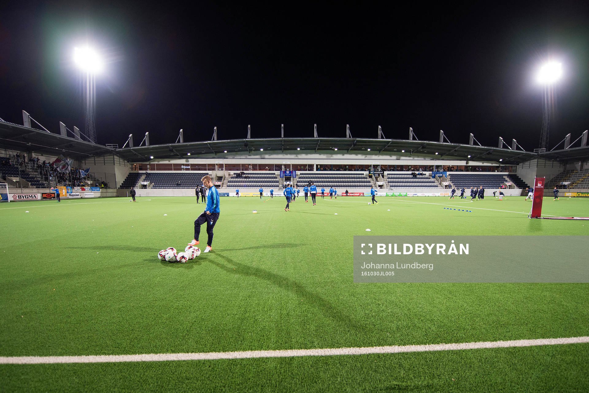 Malmö FFs spelare värmer upp på gavelvallen