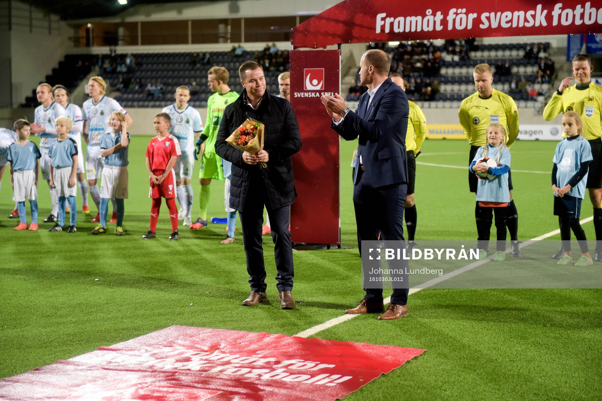 Malmö FFs sportchef Daniel Andersson får blommor av