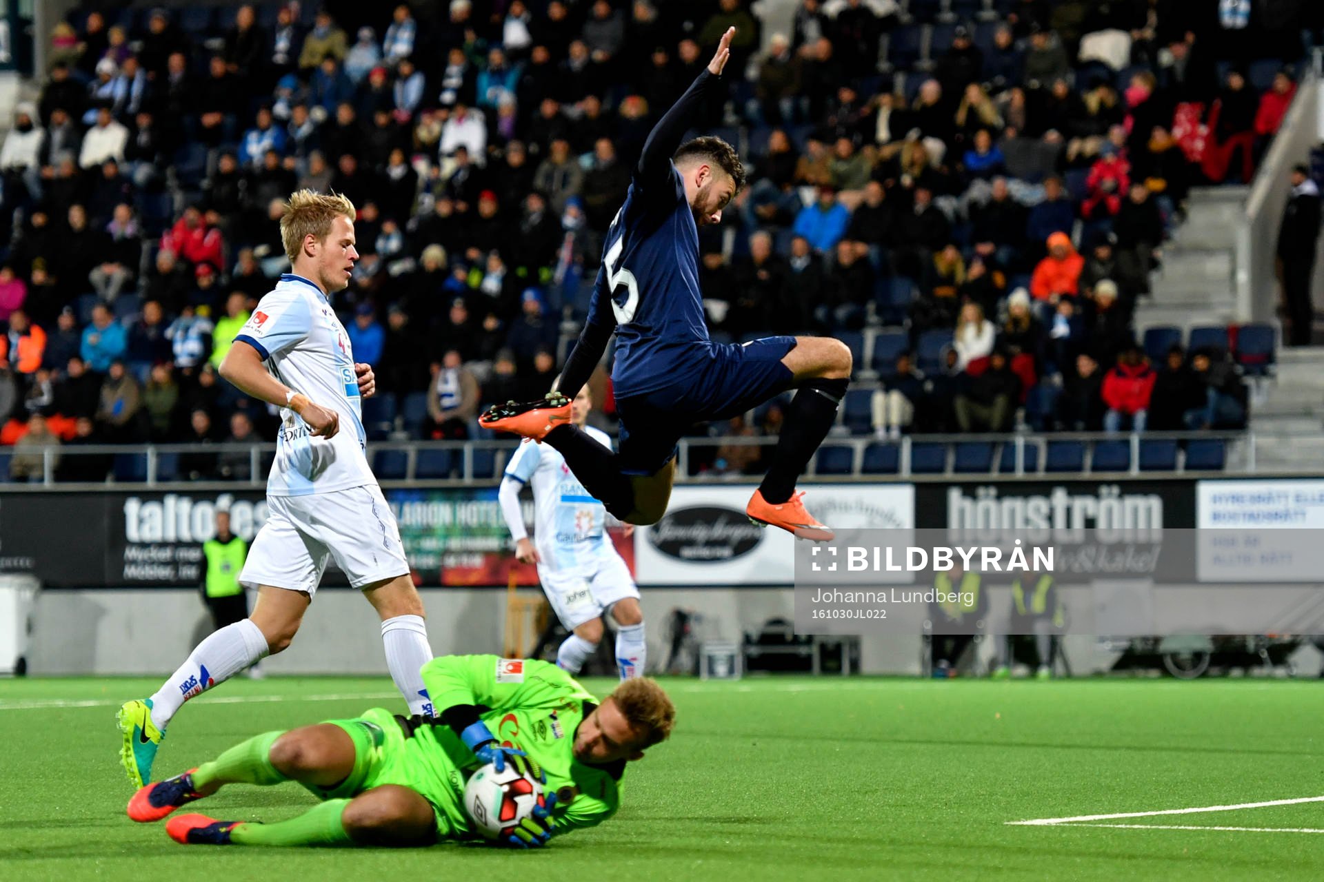 Malmö FFs Erdal Rakip hoppar över Gefles målvakt Andreas