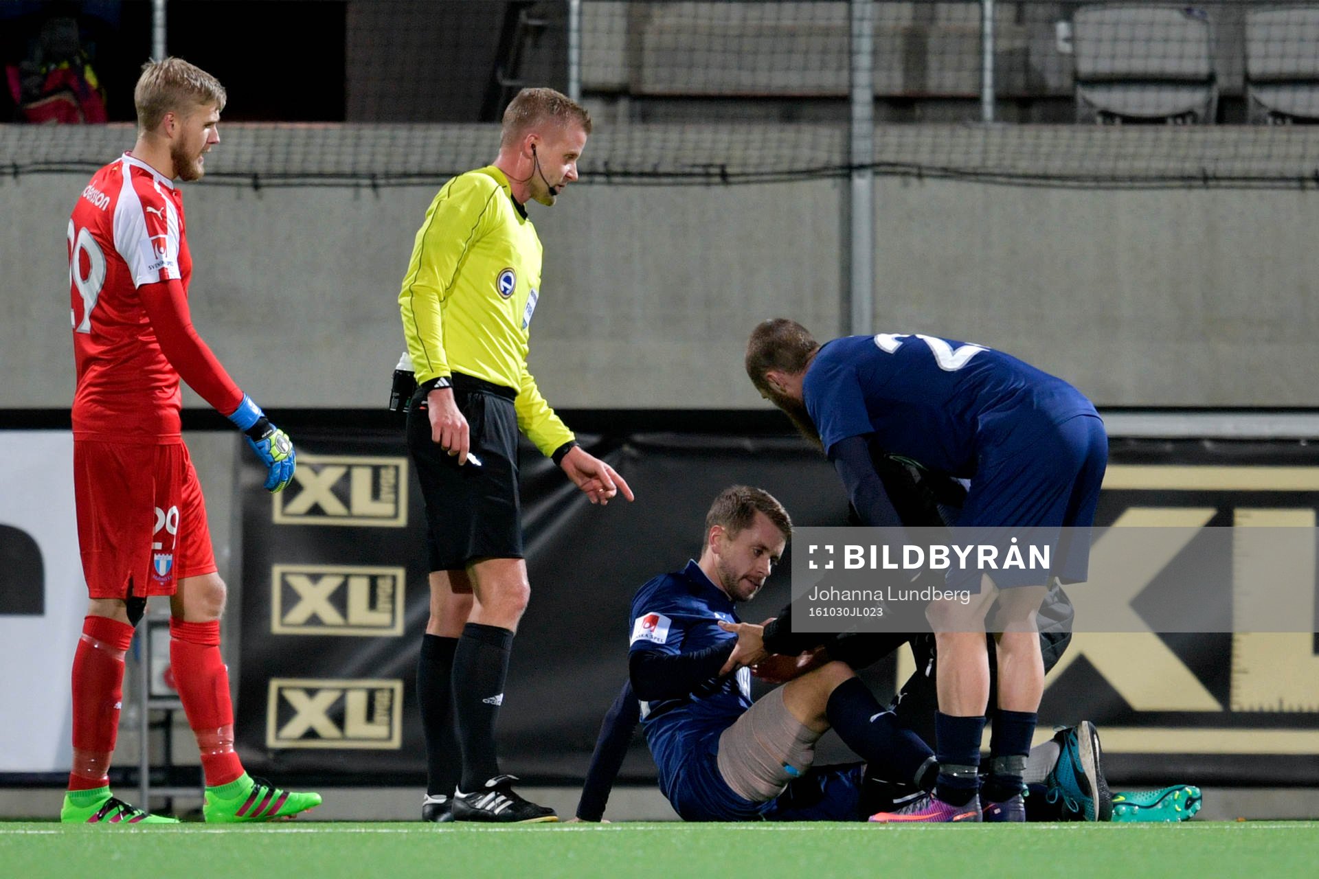 Malmö FFs Kari Arnason får hjälp