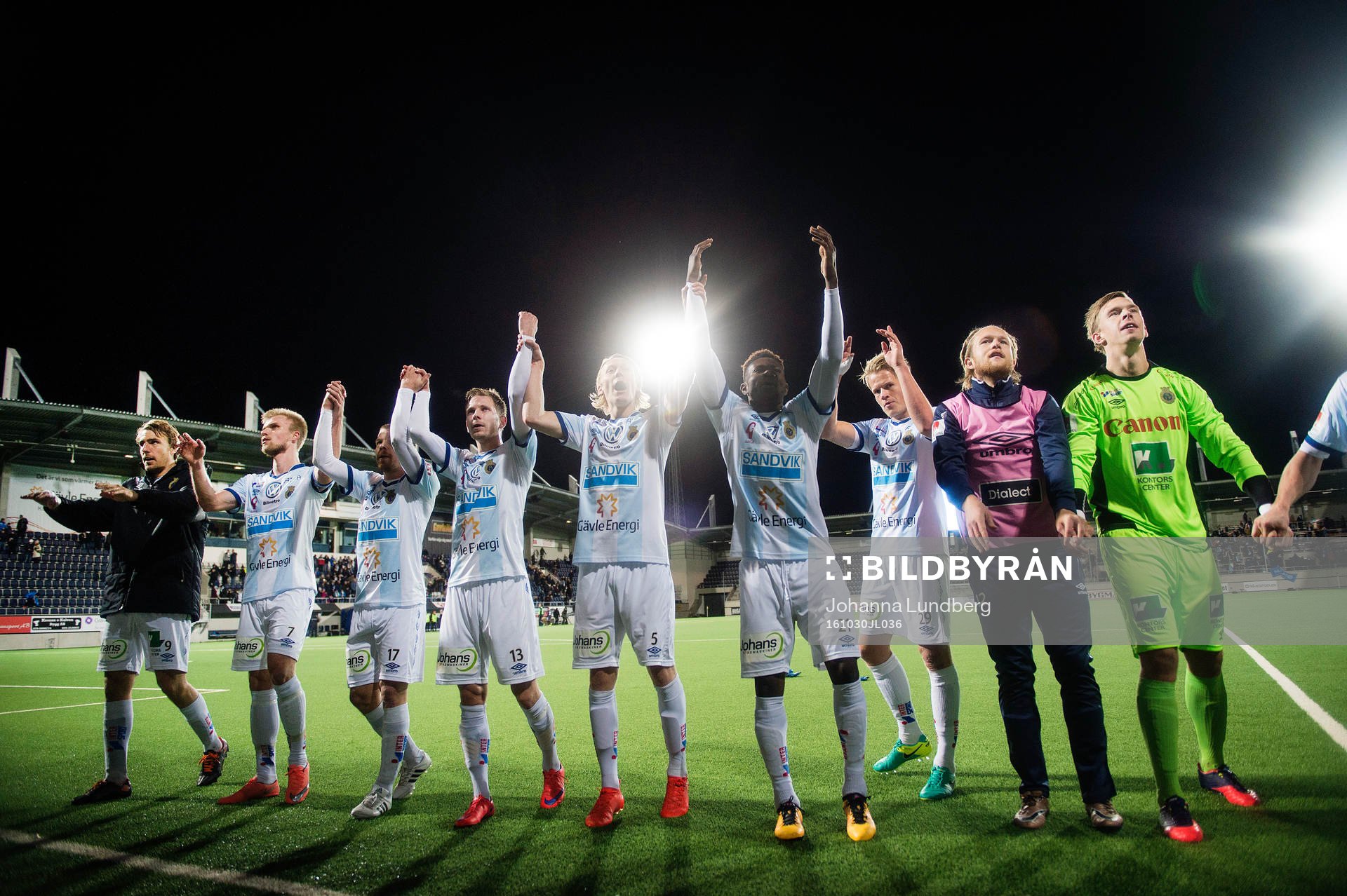 Gefles spelare jublar