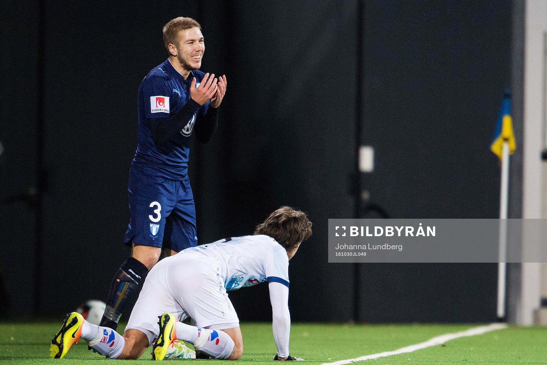 Malmö FFs Anton Tinnerholm reagerar mot ett domslut