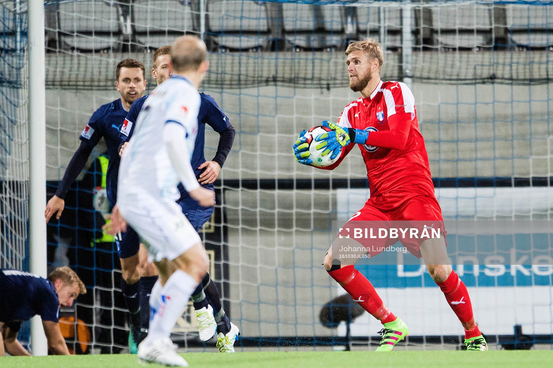 Malmö FFs målvakt Fredrik Andersson med en räddning