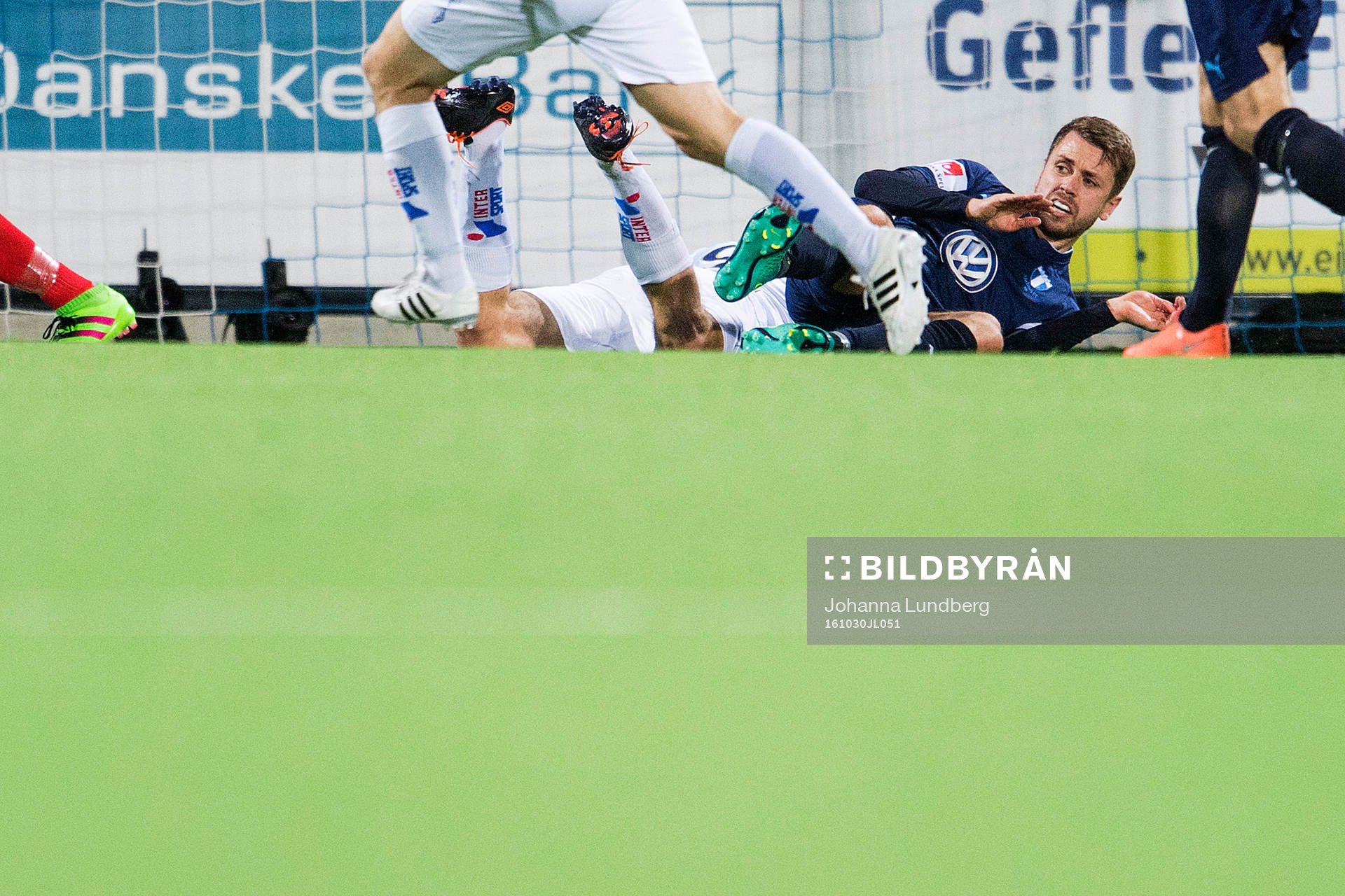 Malmö FFs Kari Arnason faller i straffområdet